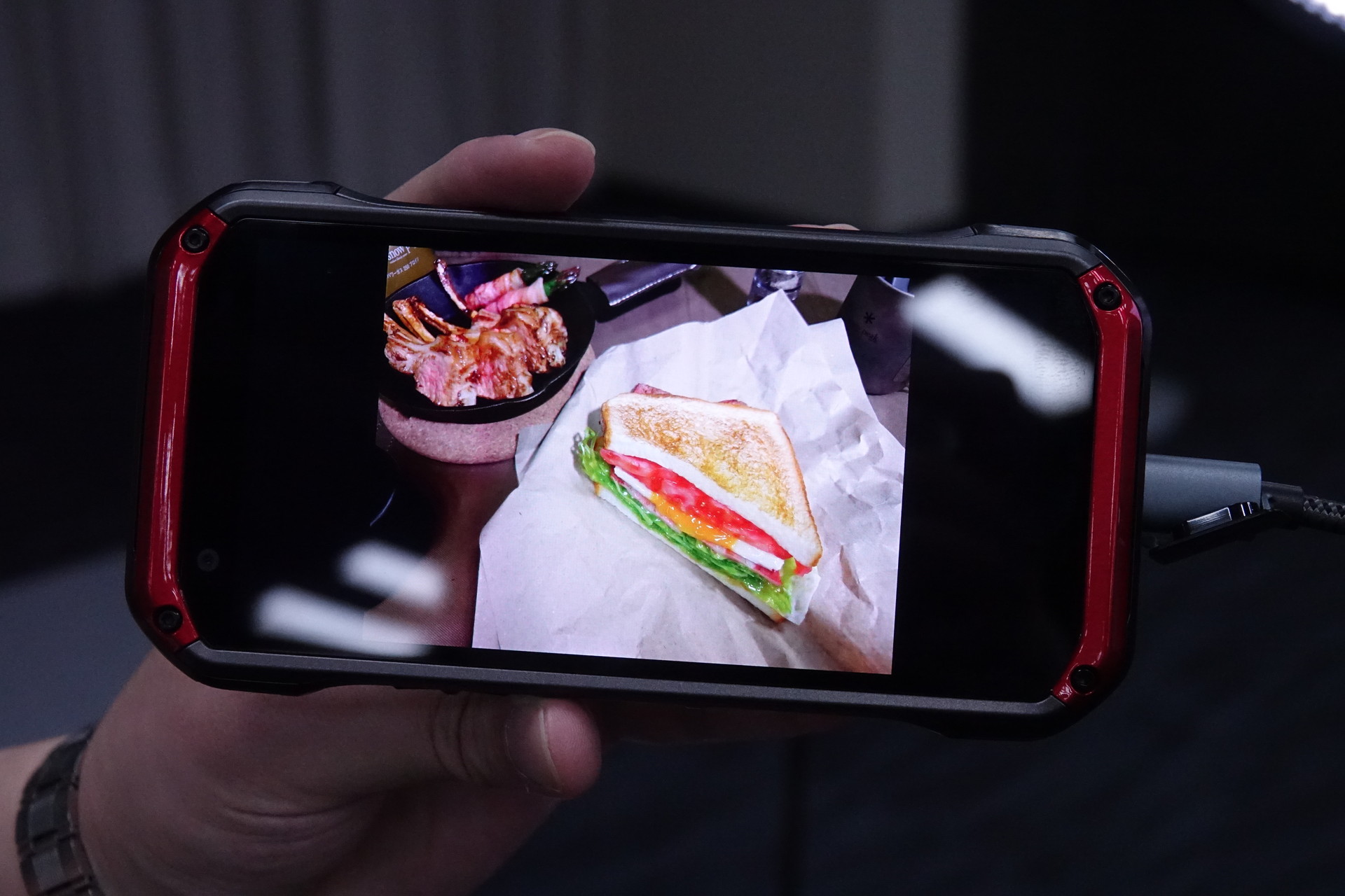 左が影消し前で右が影消し後の写真