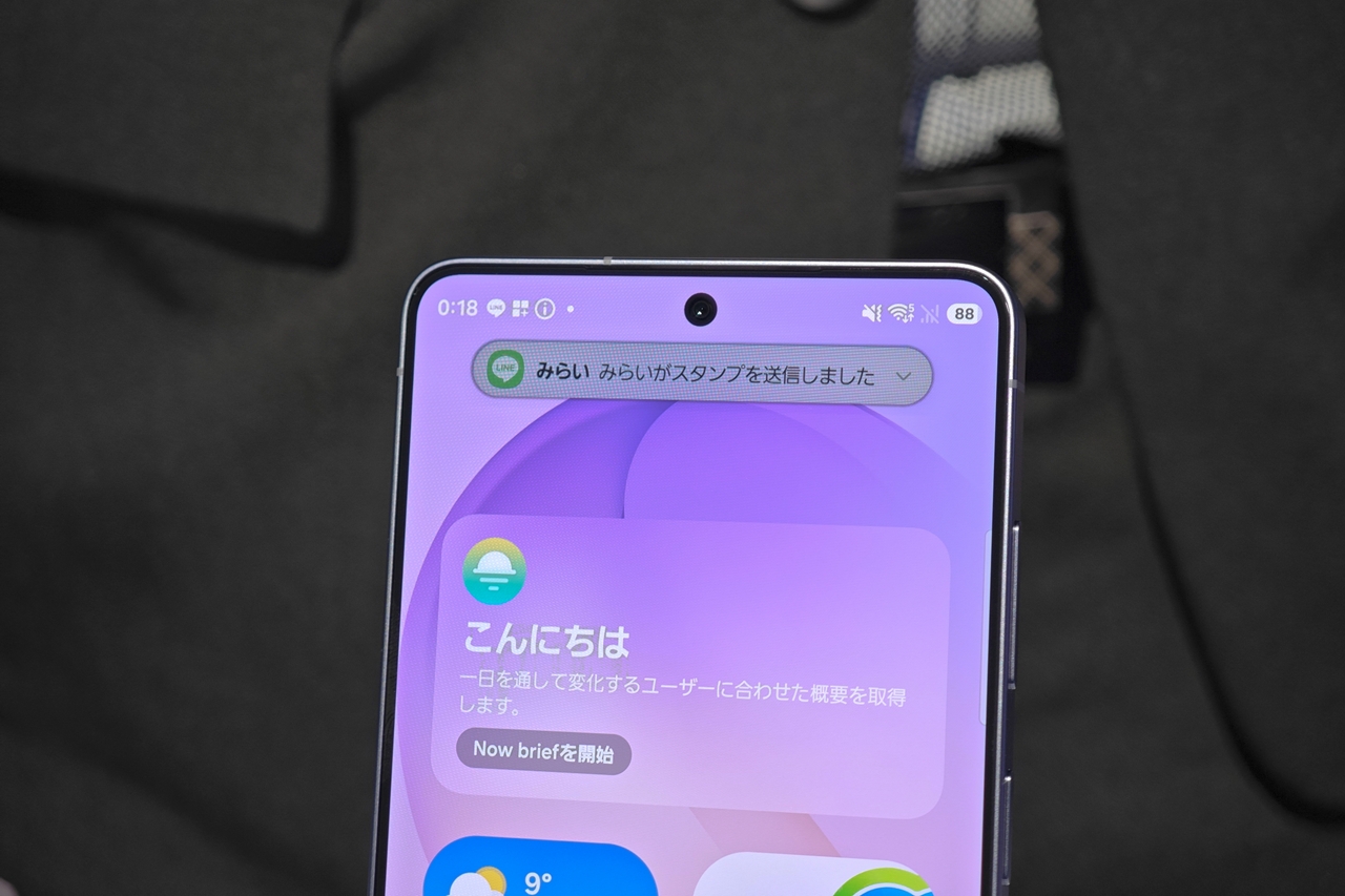 通知のみ隠すことも可能。斜めからは見えにくいことがわかる