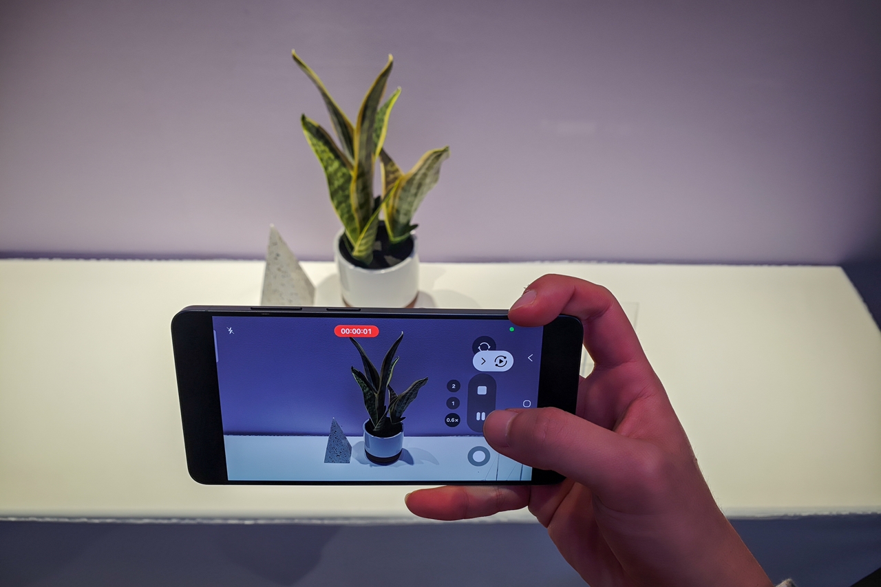 撮影中に本体を傾けても、画面内は水平を保っていることが確認できる