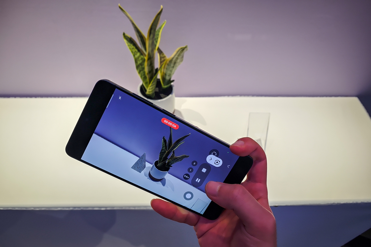 撮影中に本体を傾けても、画面内は水平を保っていることが確認できる