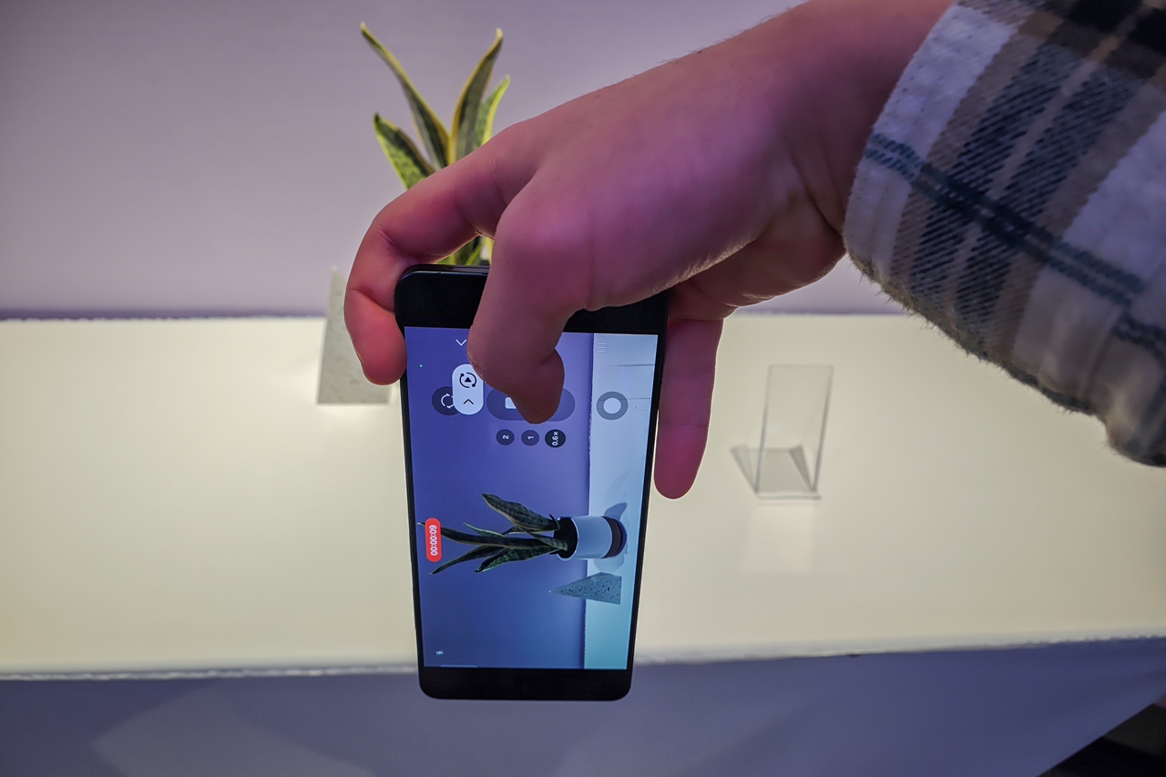 撮影中に本体を傾けても、画面内は水平を保っていることが確認できる