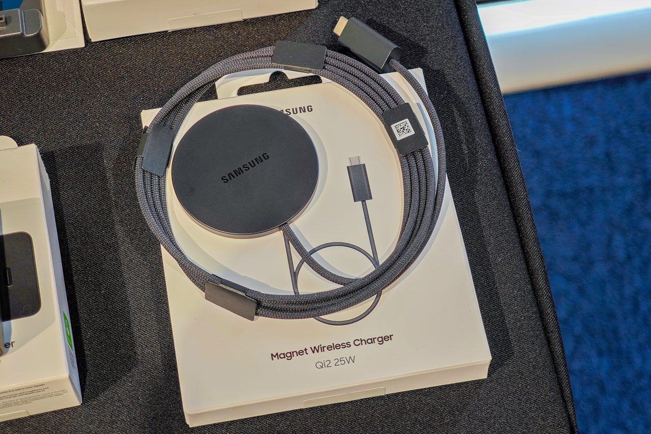 Qi2 25Wワイヤレスチャージャー