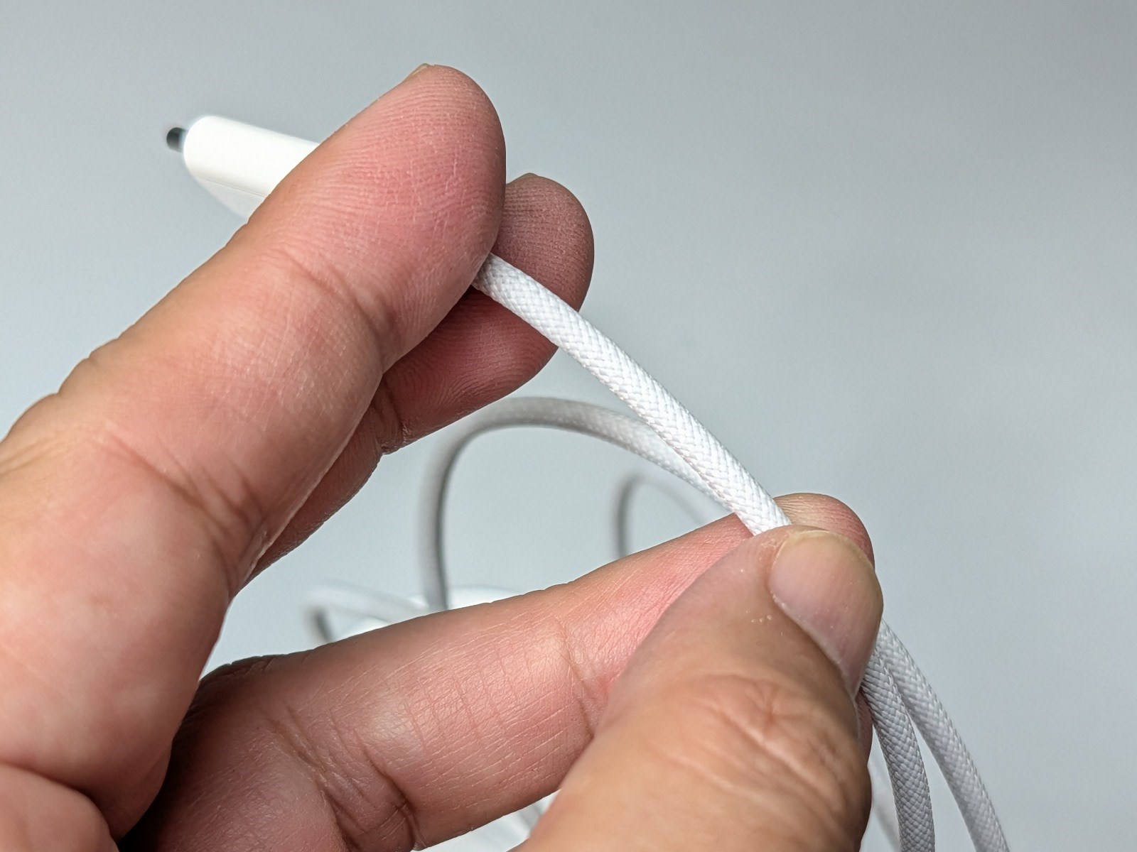 ケーブルはiPhone付属のUSB Type-Cケーブルに似た、耐久性の高いメッシュタイプへと変更されている