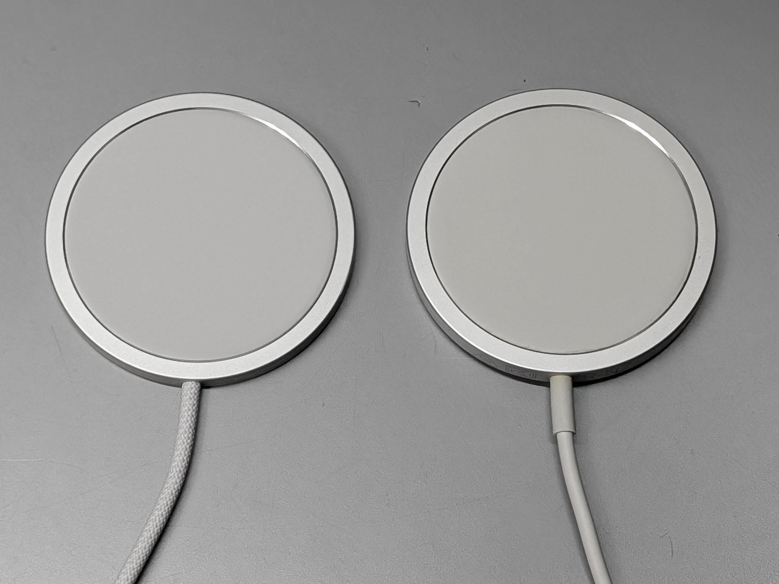 左が本製品、右が従来モデル。わずかに直径が違うほか、ケーブルの付け根なども相違がある