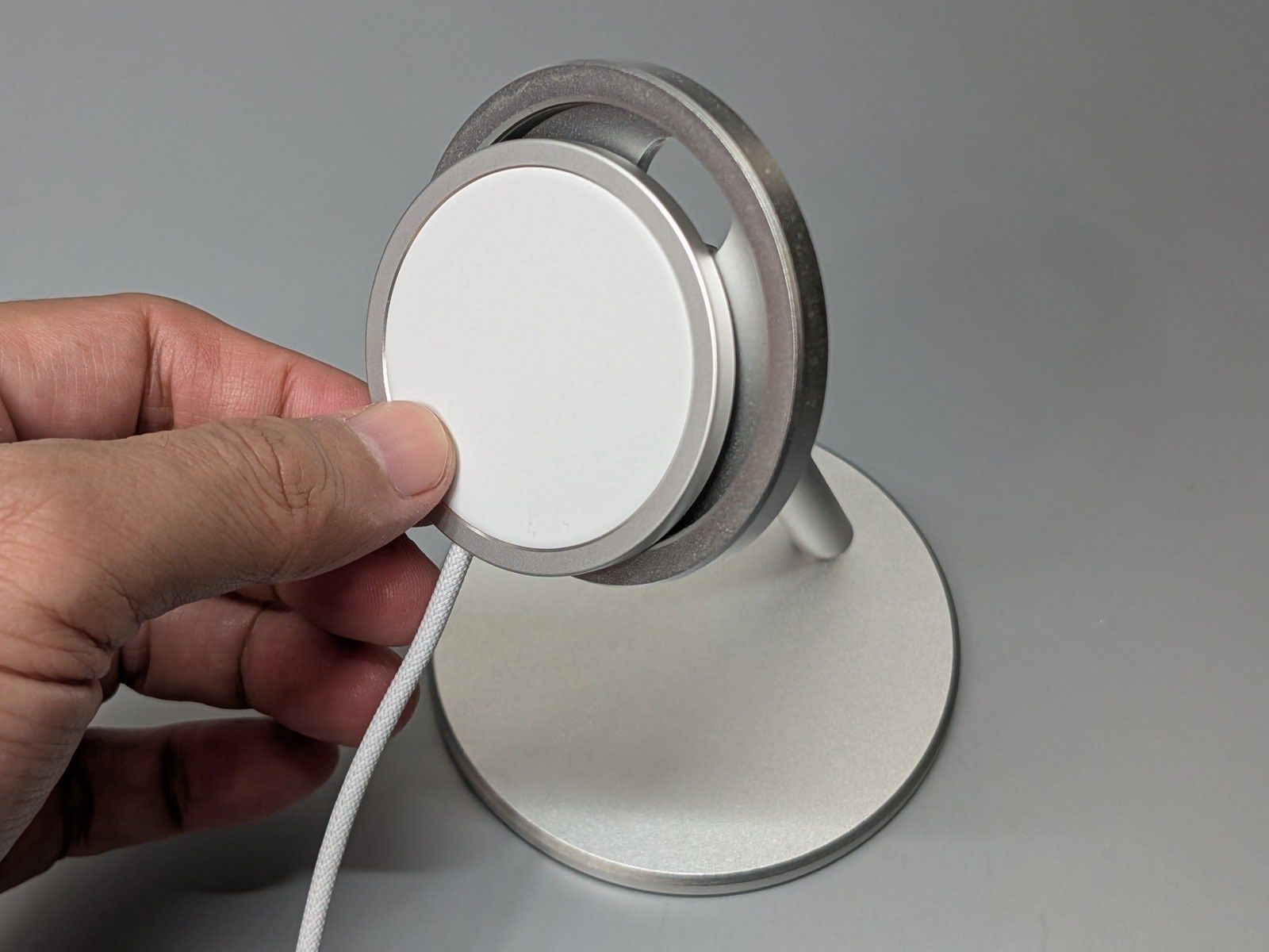 わずかに小さくなったため従来モデル用のスタンドは径が合わず利用できない