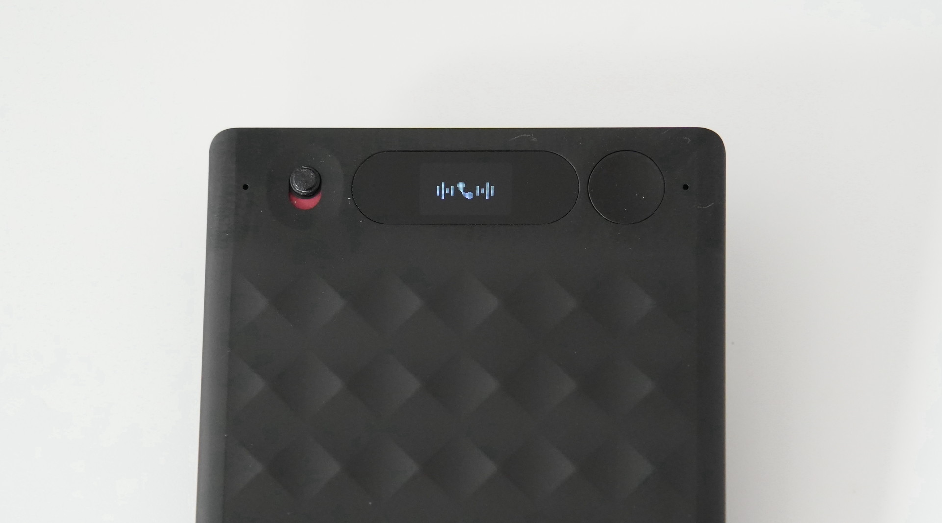 上部のディスプレイにNotta Memoの状態が表示される。左のスイッチを上にすると、「通話録音モード」になり、モードが切り替わったことはディスプレイの表示でわかる