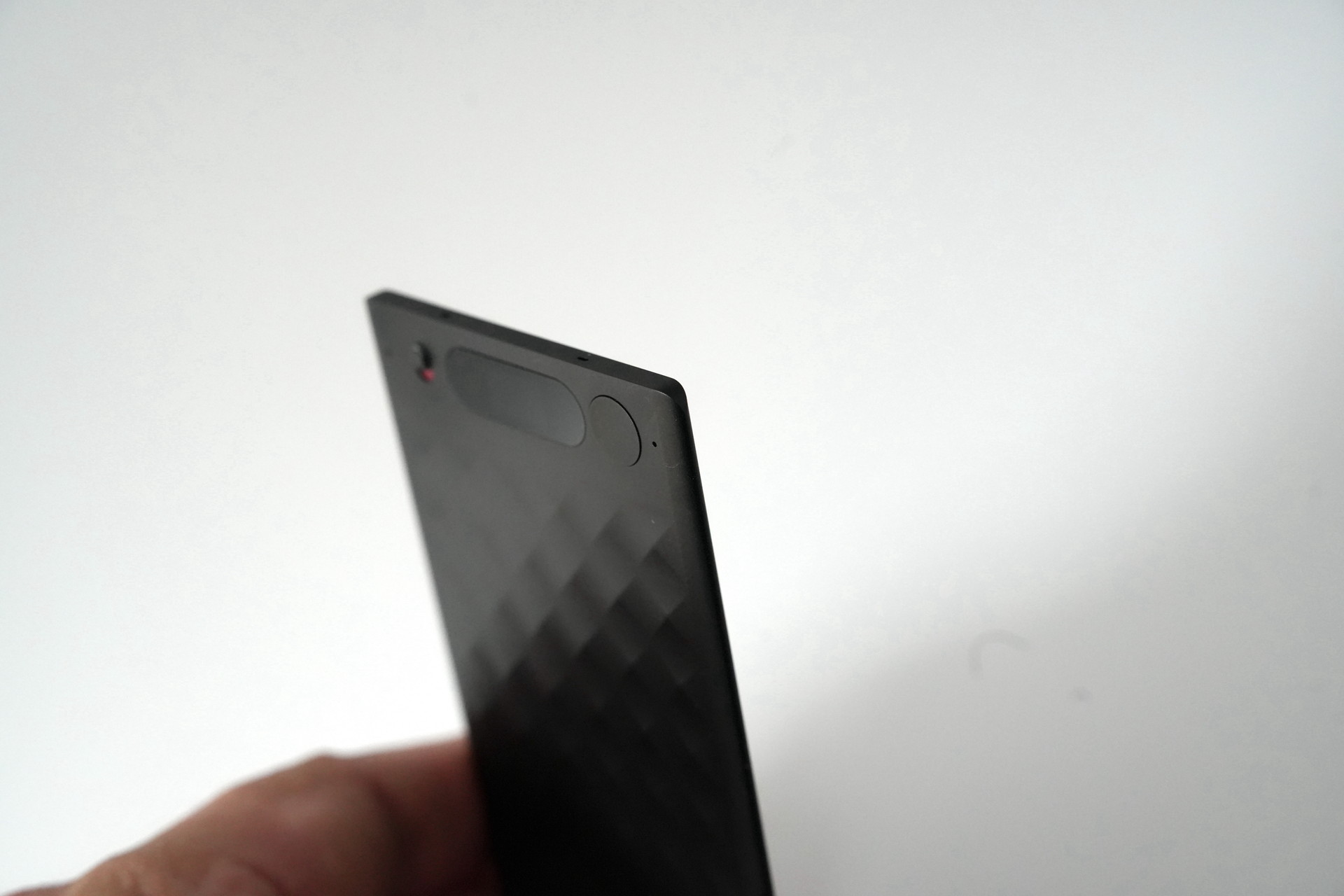 本体の上部と、ディススプレイとボタンの左右にマイクを搭載。3mほど離れた場所の音声も聞き取る