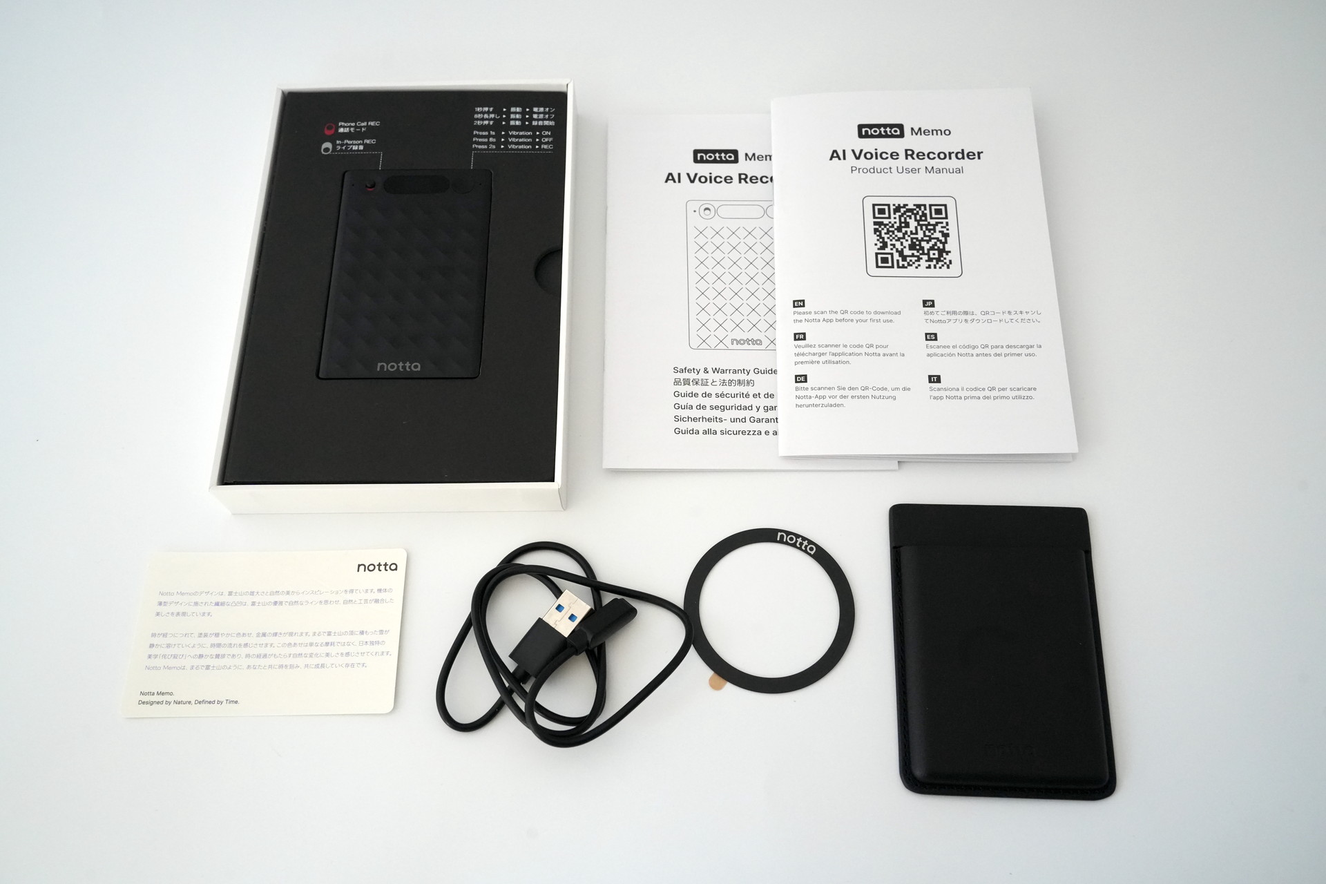 Notta Memoの同梱品一式。右下がマグネット式のケース。スマホの背面がマグネット式でない場合は、その左の丸いマグネットシールを貼り付けて使える