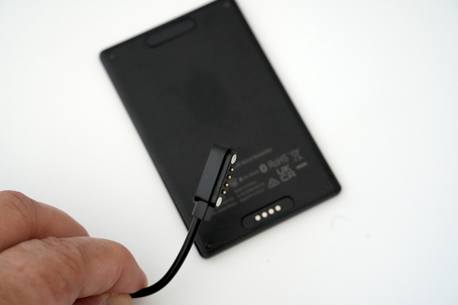 充電は背面に専用のケーブルを取り付けて行う。電池持ちがいいので、充電はときどきでよい