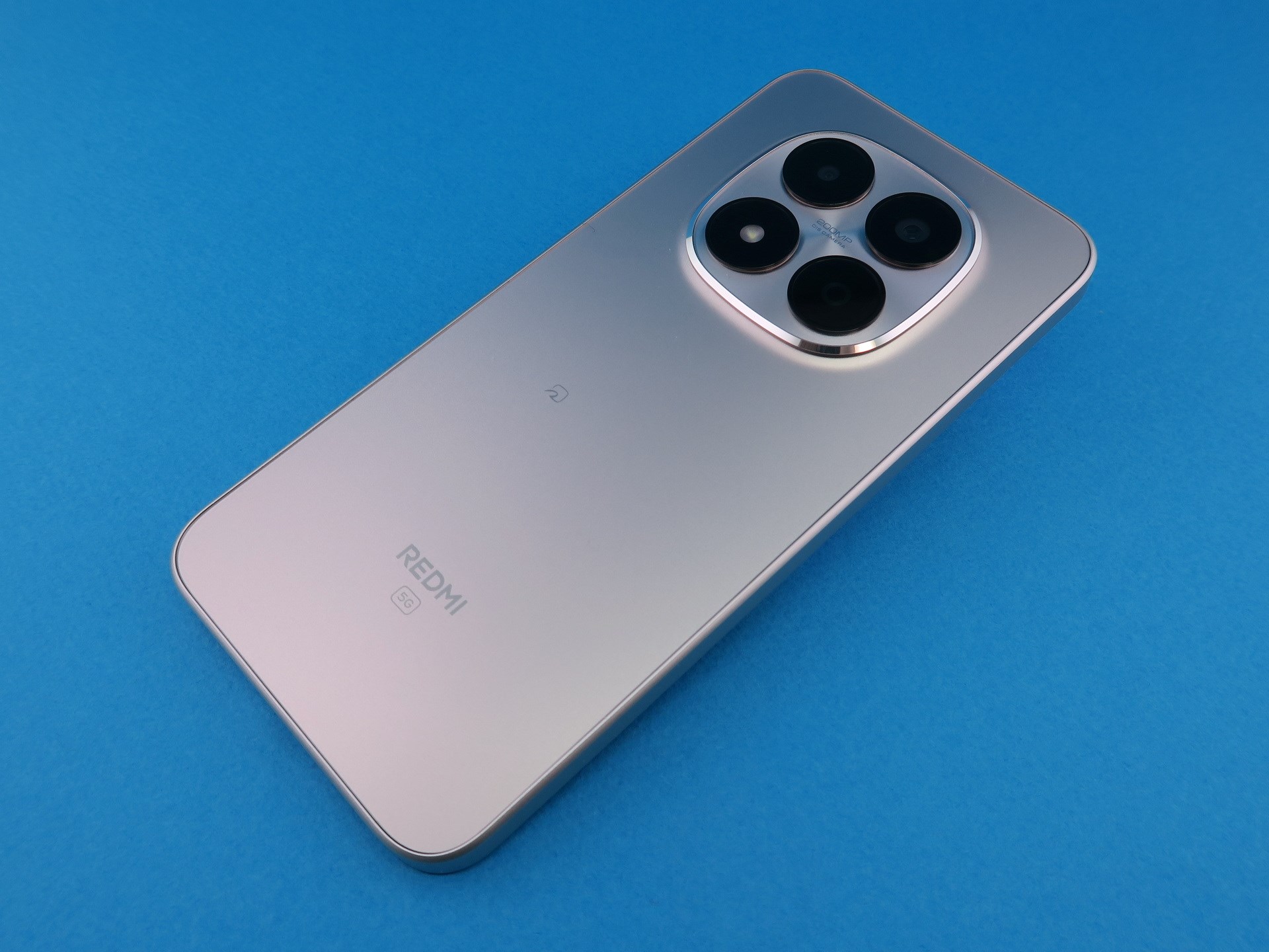 背面はカメラ部を上部中心にレイアウトしたデザイン