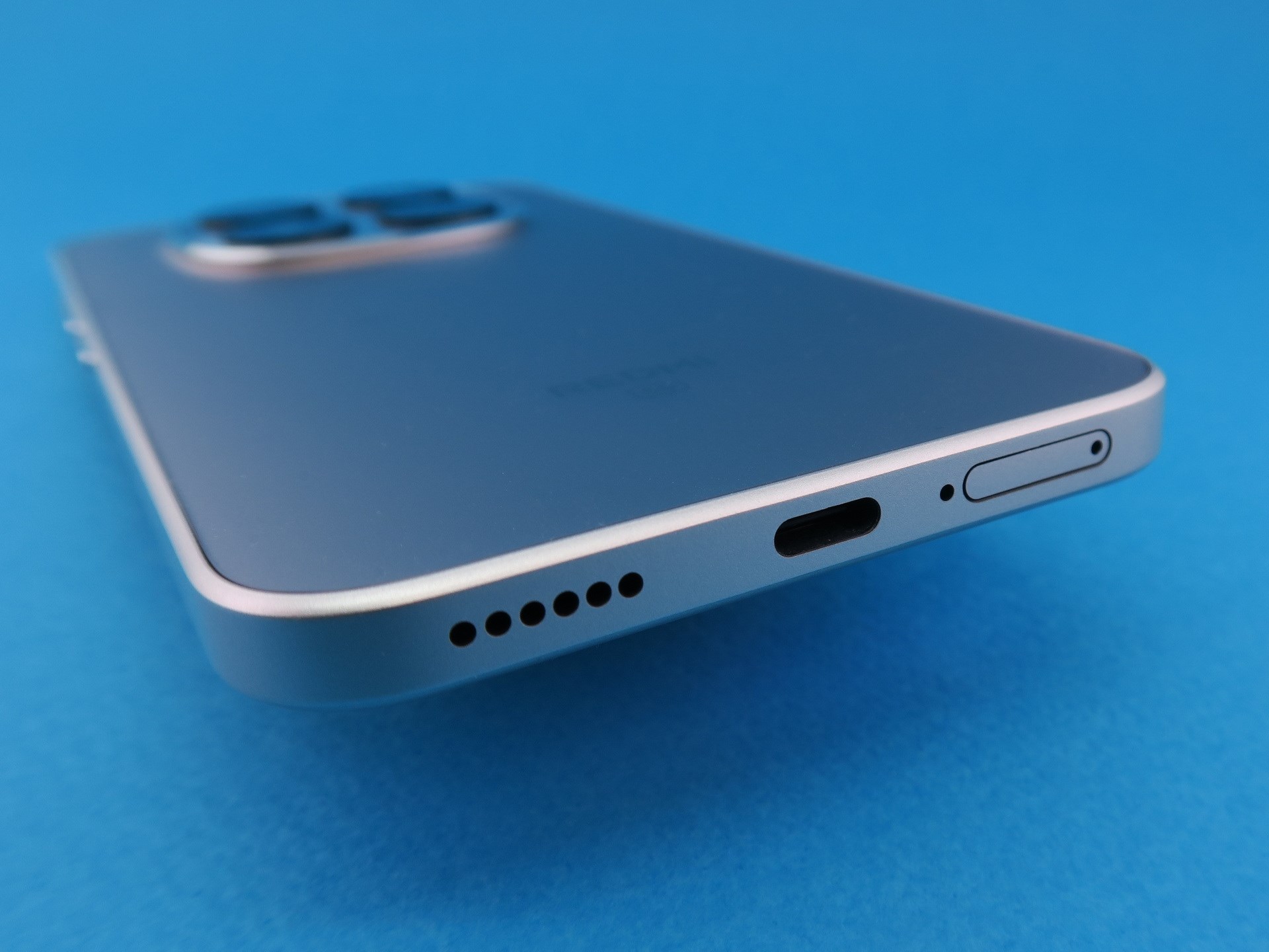 本体下部には中央にUSB Type-C外部接続端子、左隣（写真内右側）にピンでトレイを取り出すタイプのSIMカードスロットを備える