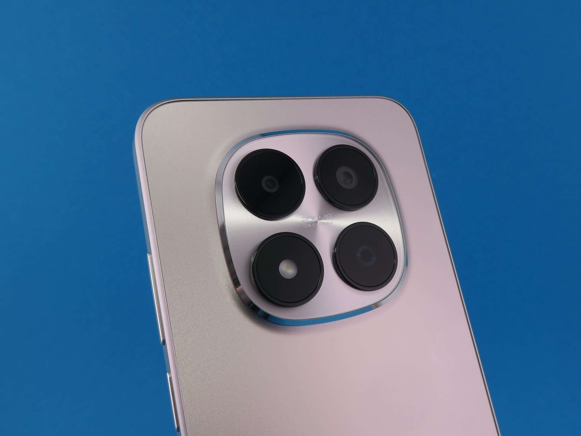 本体背面に備えられたカメラ部。イメージセンサーが内蔵されているのは上段の2つのみ。左下はLEDフラッシュ、右下はダミー