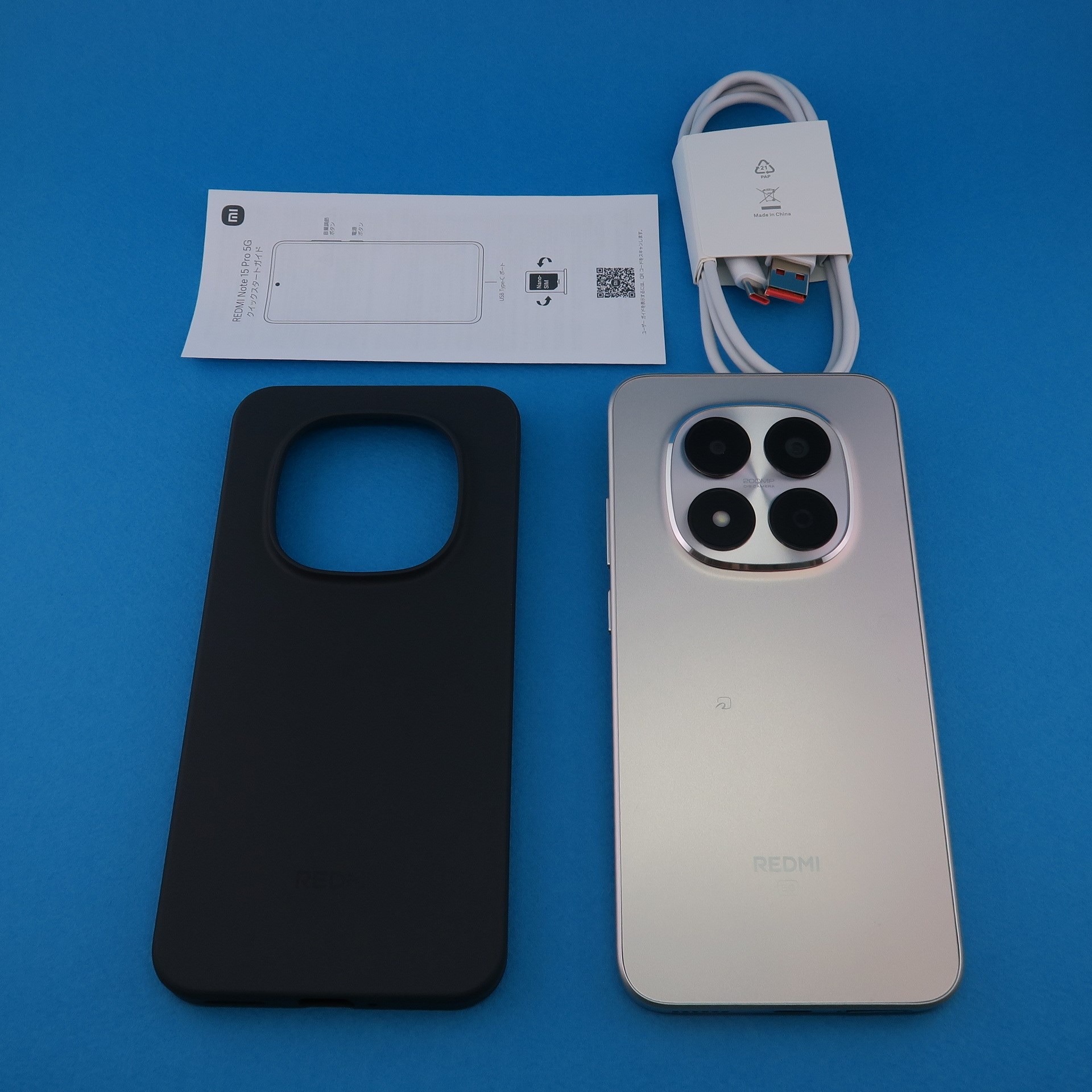 パッケージにはUSBケーブル、クイックスタートガイド、ソフトケースなどが同梱される。ソフトケースはかなり地味な色なので、別途、市販品を購入するのも手だ