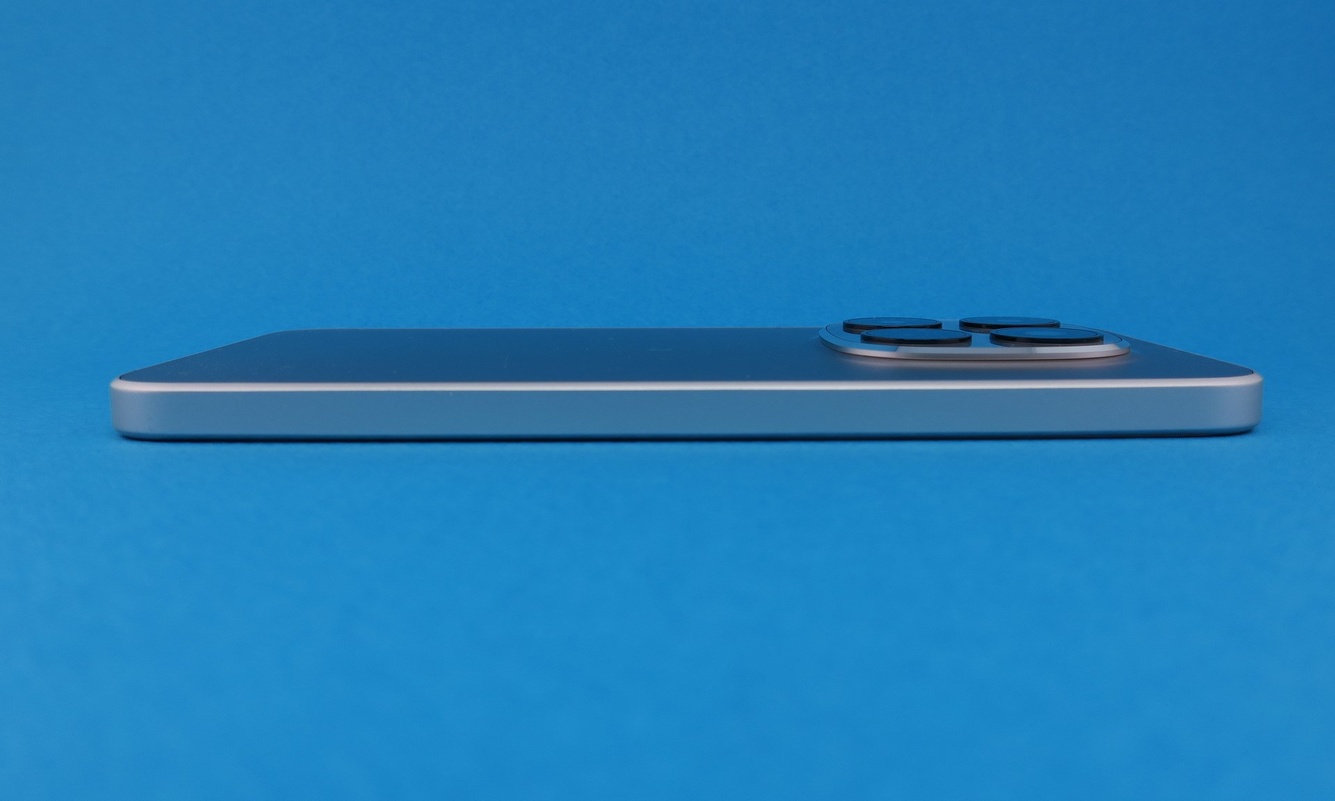 左側面にはボタン類などはない。カメラ部の突起は実測で約3.5mm程度