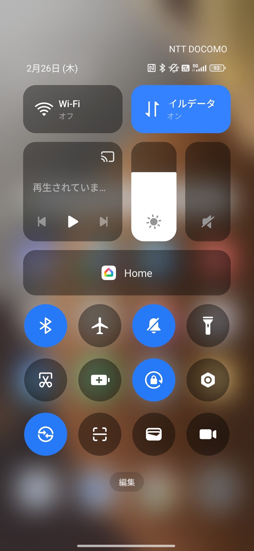 ホーム画面右上から下方向にスワイプすると、クイック設定パネルが表示される。出荷時は機能アイコンにキャプション（ラベル）が表示されていない