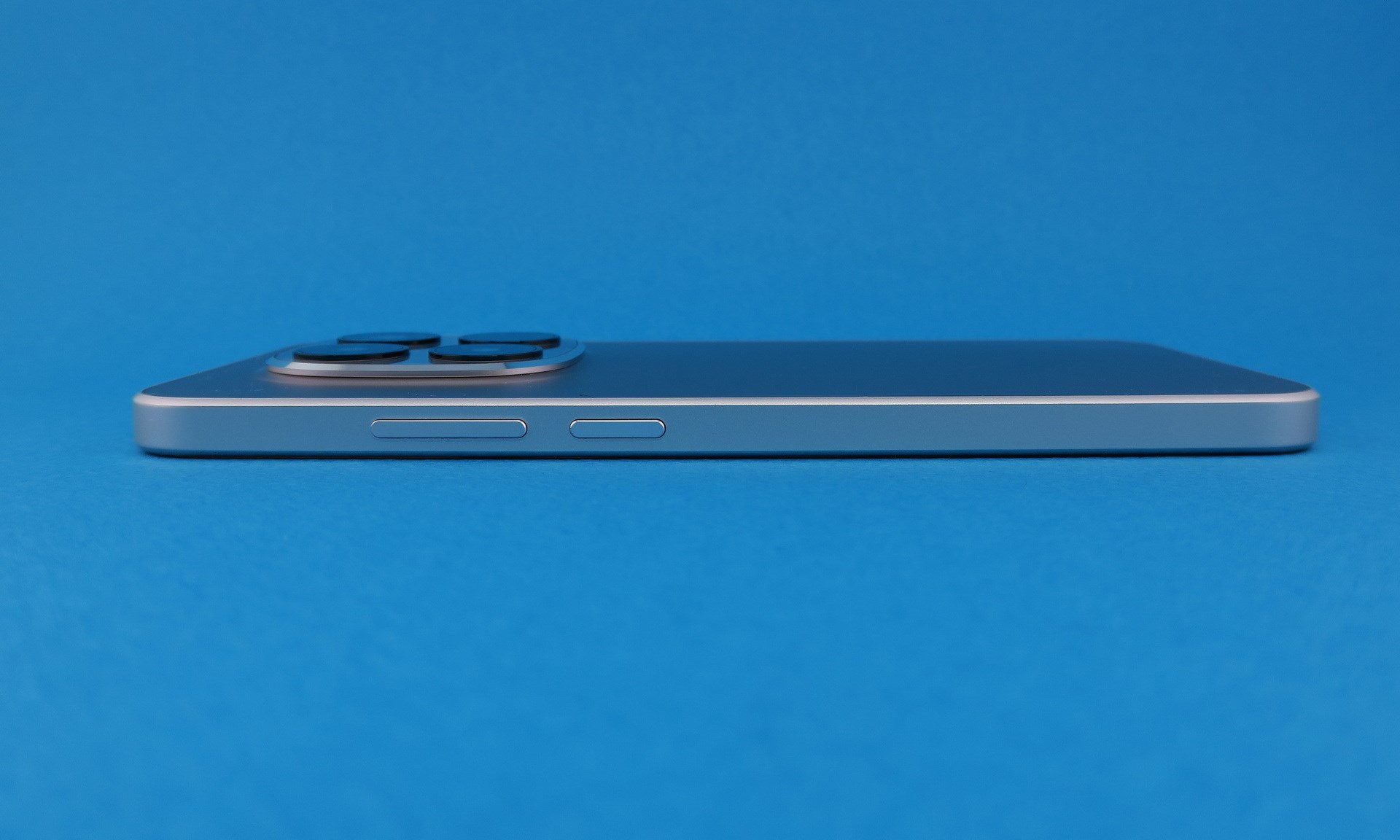 右側面は電源ボタン、シーソー式音量キーを備える