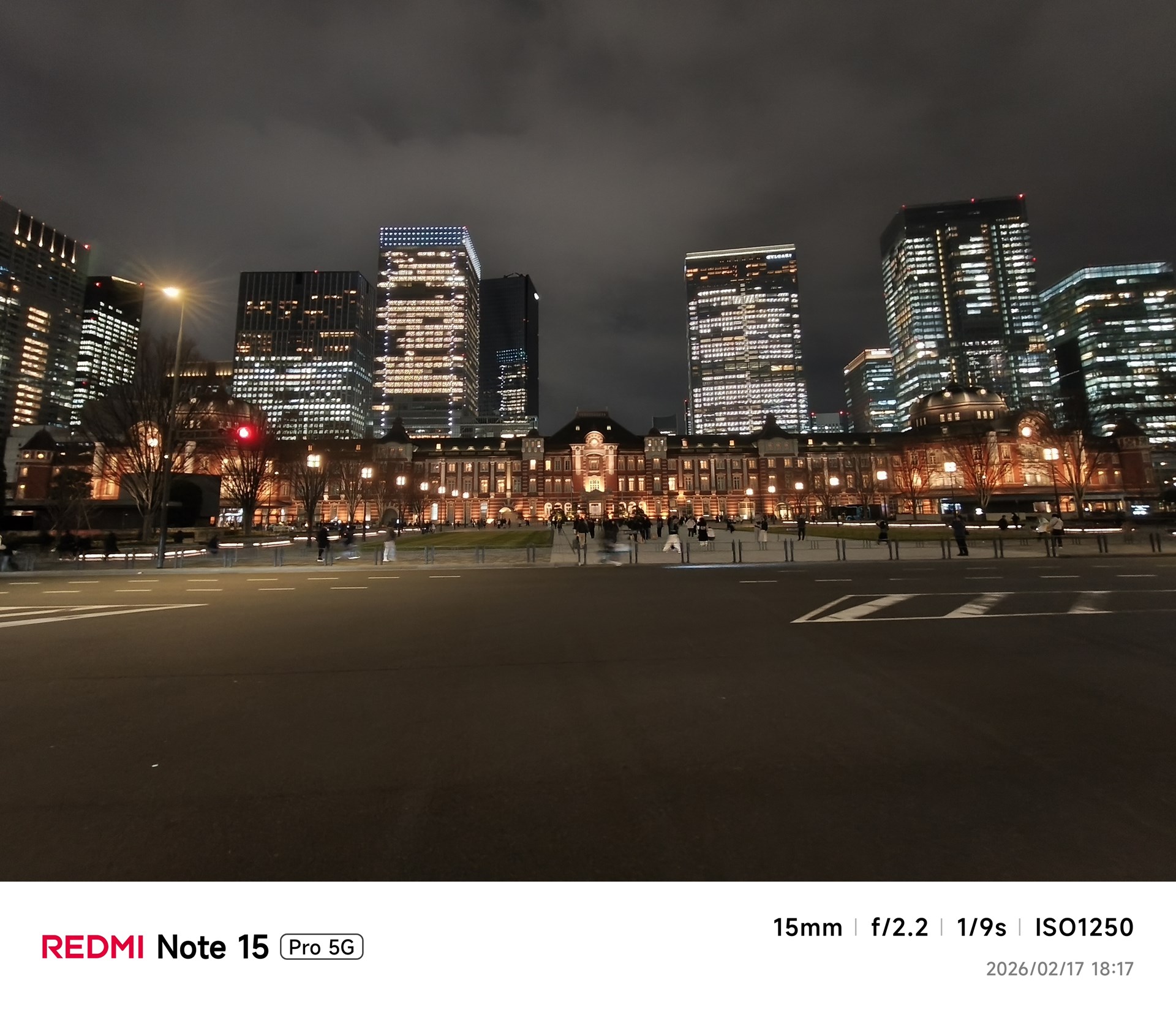 夜景を超広角カメラで撮影。十分に明るく撮影できている