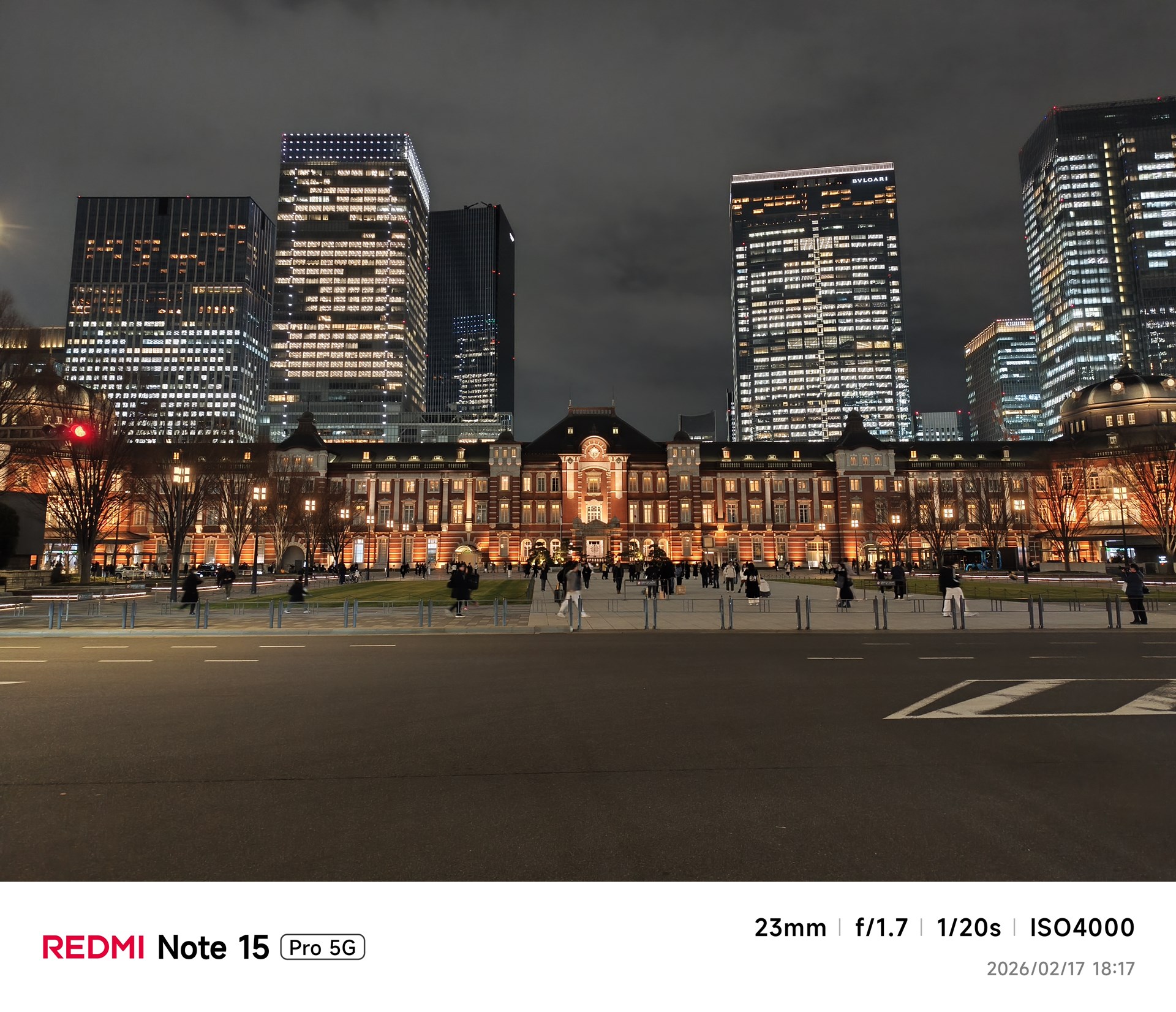 夜景をメインカメラの［写真］モードの［1x］で撮影。16in1のピクセルビニングにより、非常に明るく撮影できている