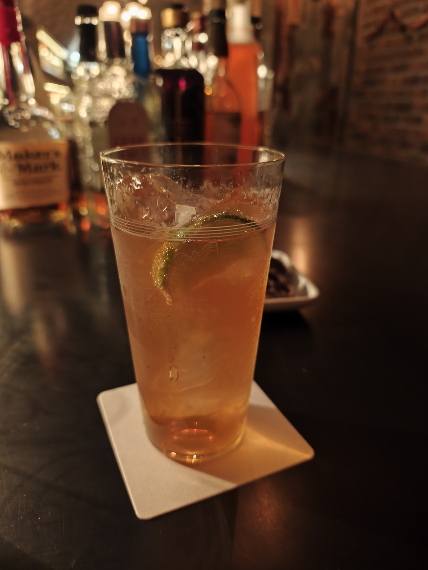 いつもの薄暗いバーで撮影。カクテルの色合いを再現しつつ、背景がうまくボケている