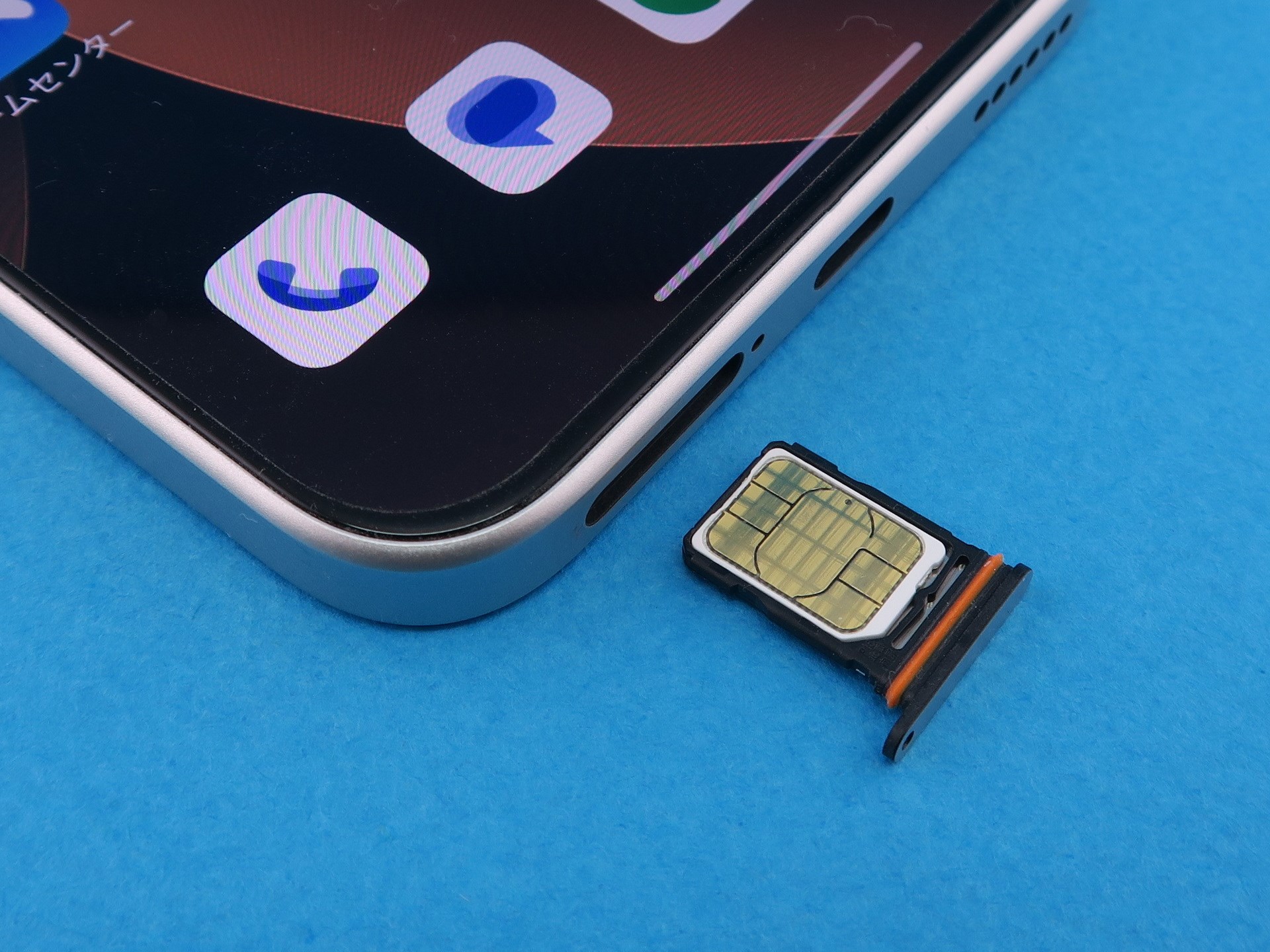 本体下部のSIMカードトレイの表裏にnanoSIMカードを装着可能。eSIM利用時はnanoSIMカード1枚のみ利用可能