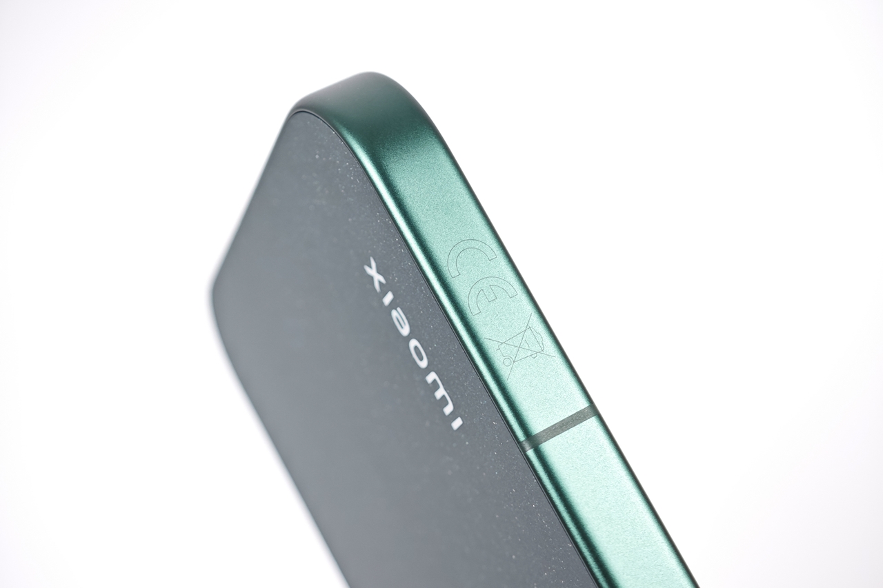 CEマークなどは側面に。目立たなくなった