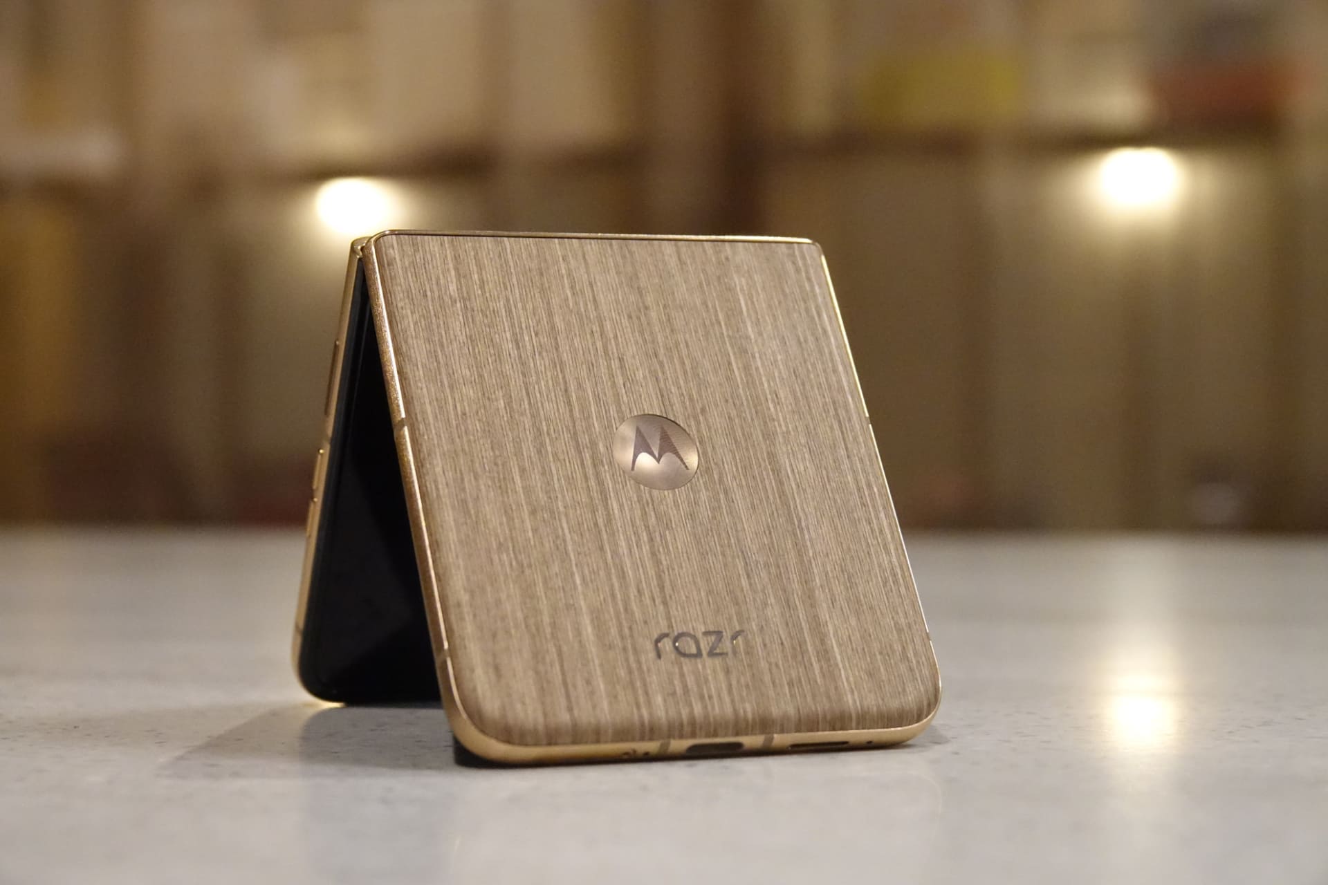 IIJから「motorola razr 60 ultra」の特別カラーモデルが発売