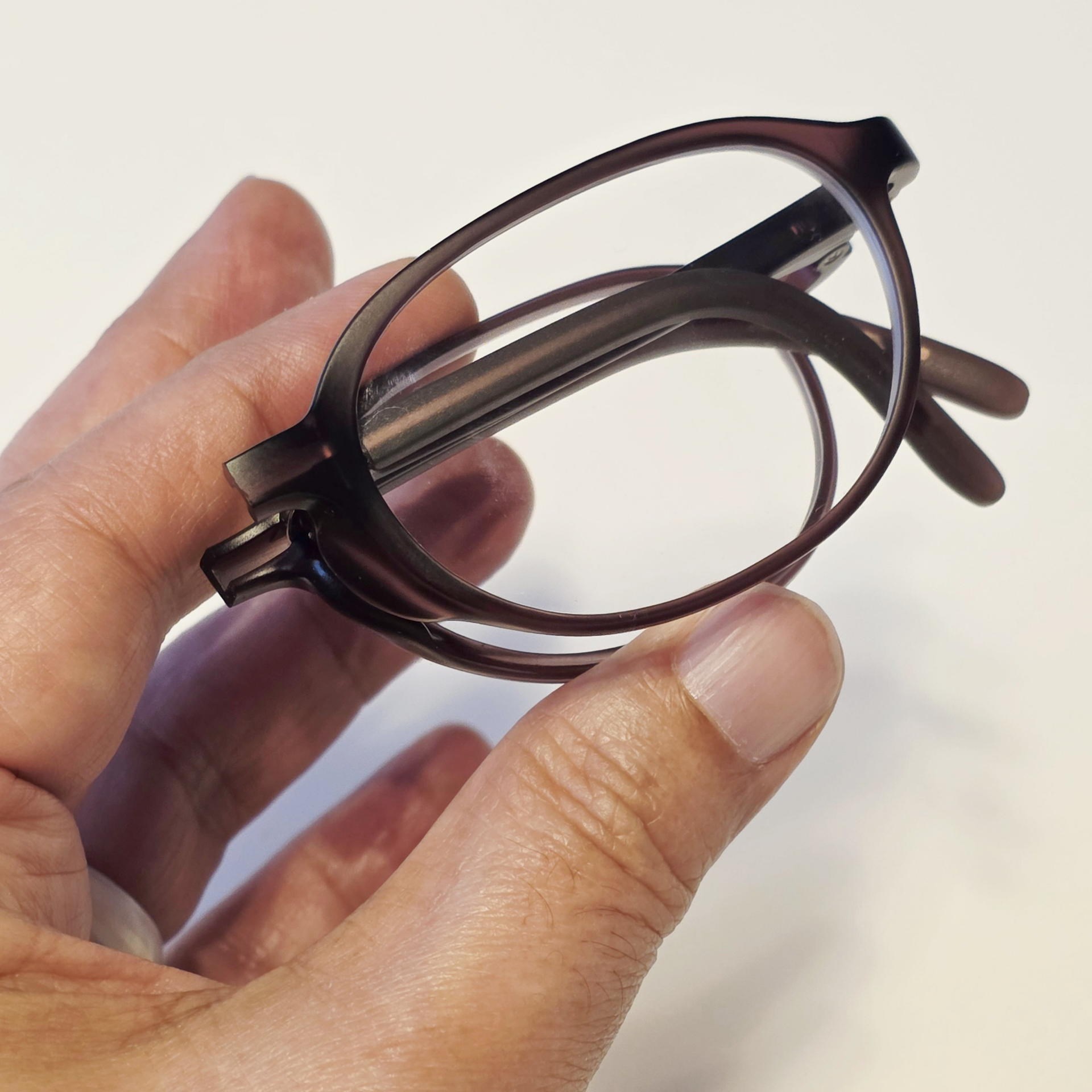 JINS Halfの外観。折りたたみ時のコンパクトさが分かるカット