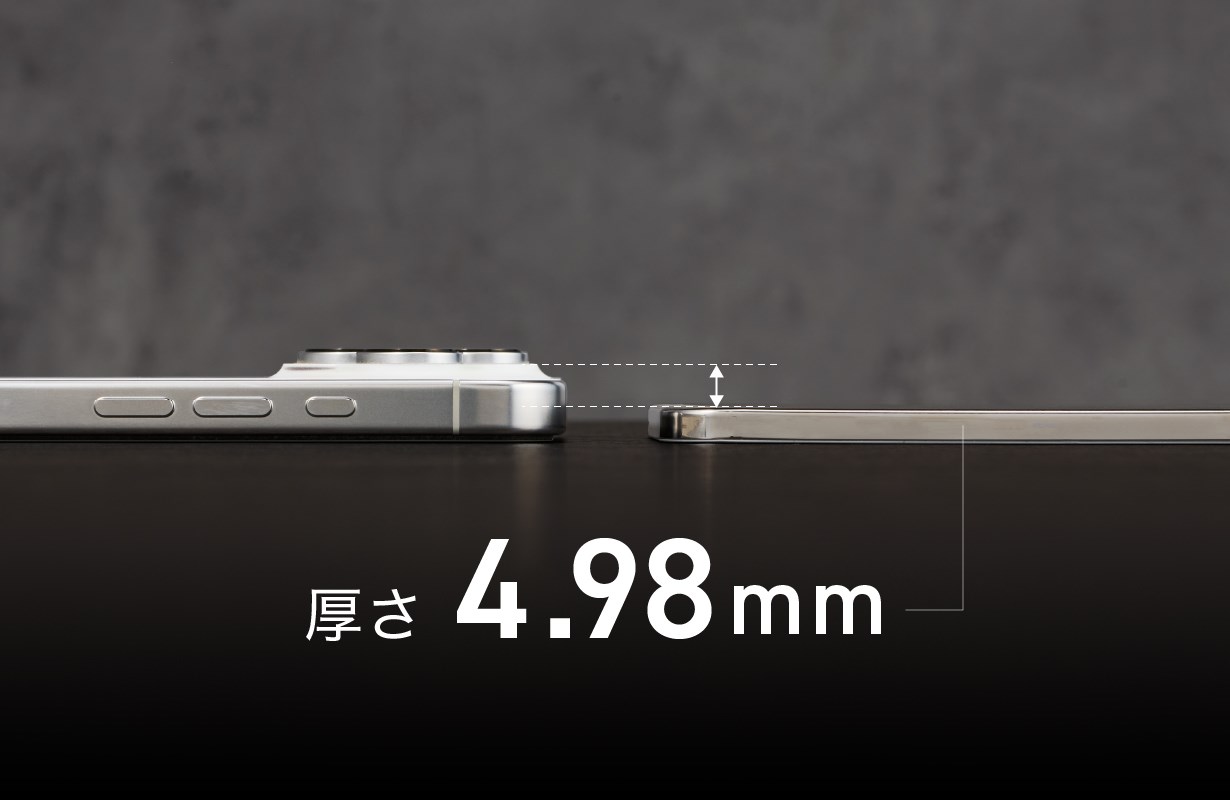 その厚さっていうか薄さはわずか4.98mm。エンボス（凸状の盛り上げ刻印）無しのクレジットカード×6〜7枚くらいの厚みしかない