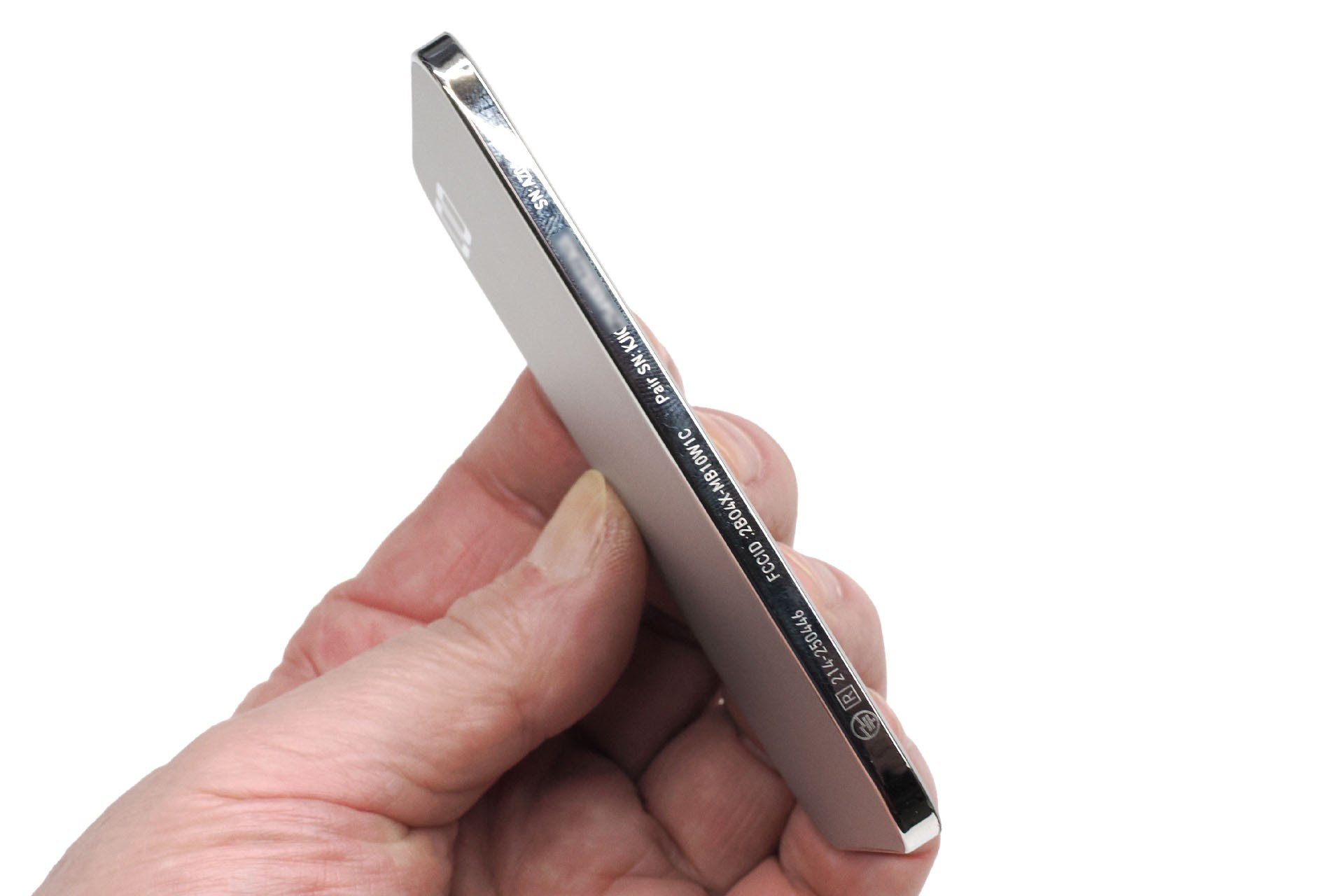 薄っ！　4.98mm……大丈夫なのかコレ？　と思うくらい薄いが、本体の剛性感が十分にあるので「薄さからくる不安」はすぐ解消された。サイズは約104×70×4.98mm