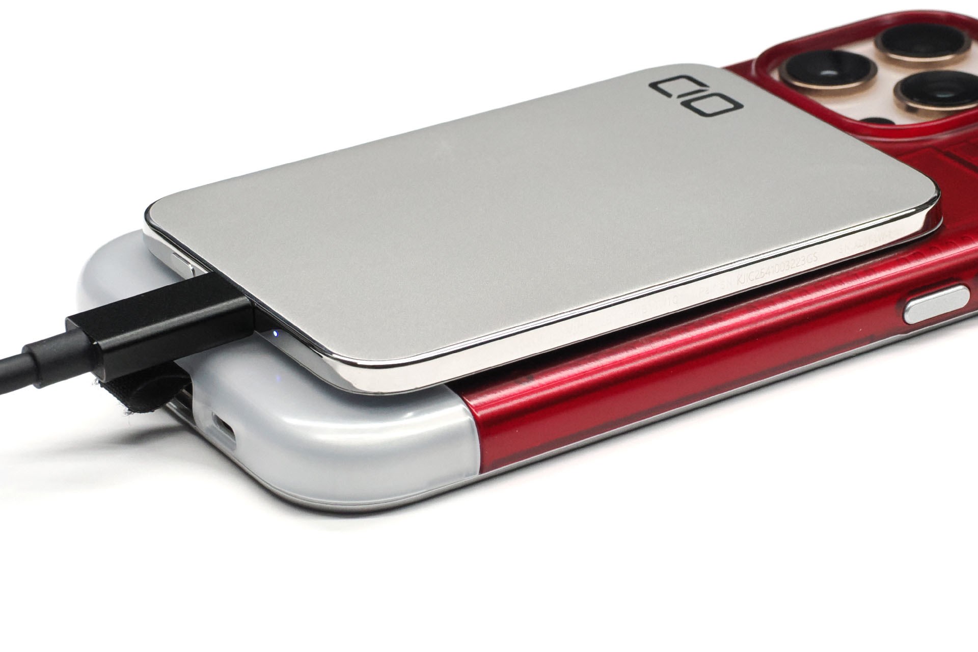 「SMARTCOBY ULTRA SLIM 3K」にUSB-CケーブルをつないでiPhoneなどにMagSafe吸着させると、バッテリーが少し浮いてしまう