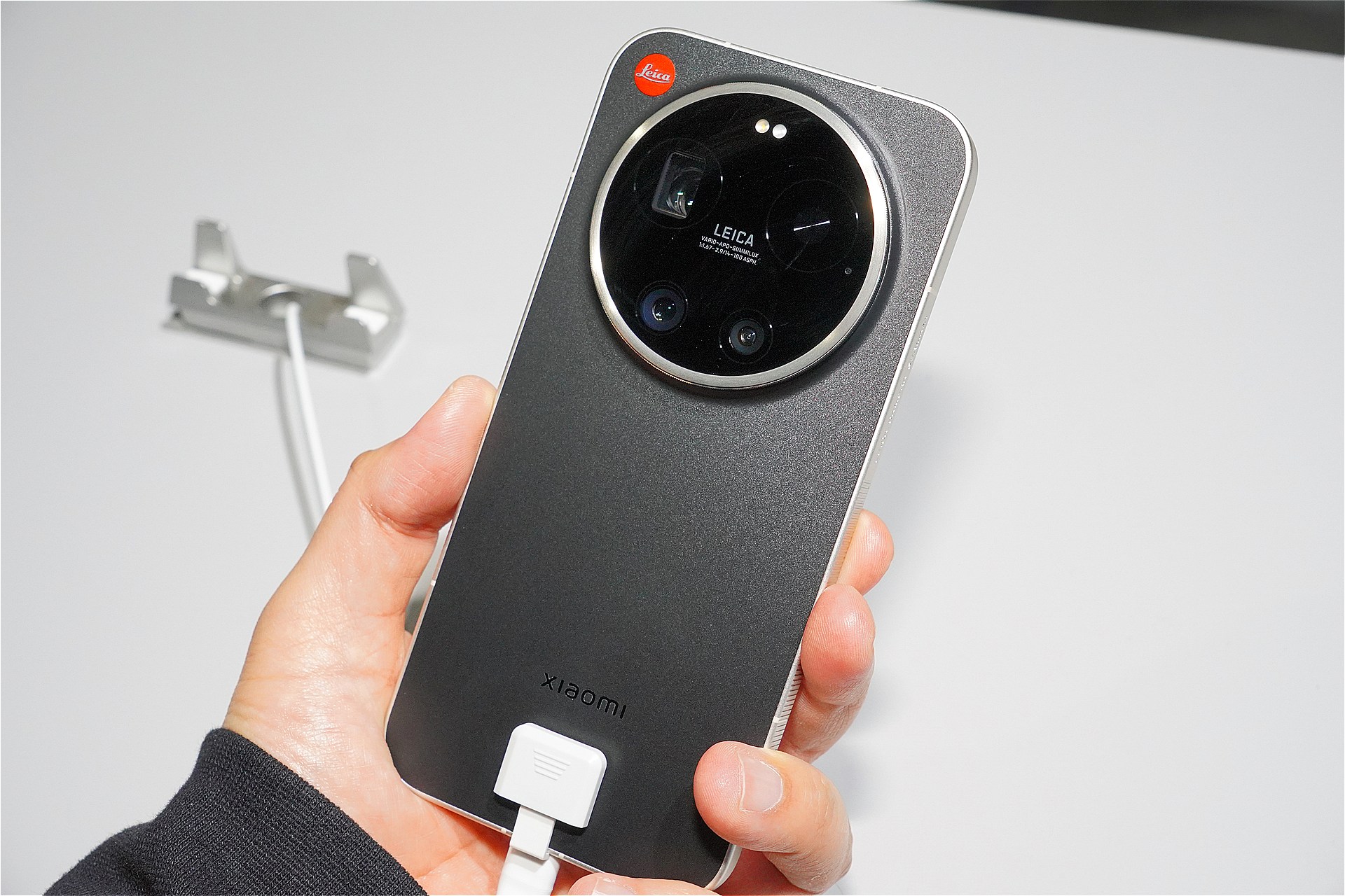 背面のカラーリングや側面のスリットなど、いたるところにLeicaのデザインが反映されている