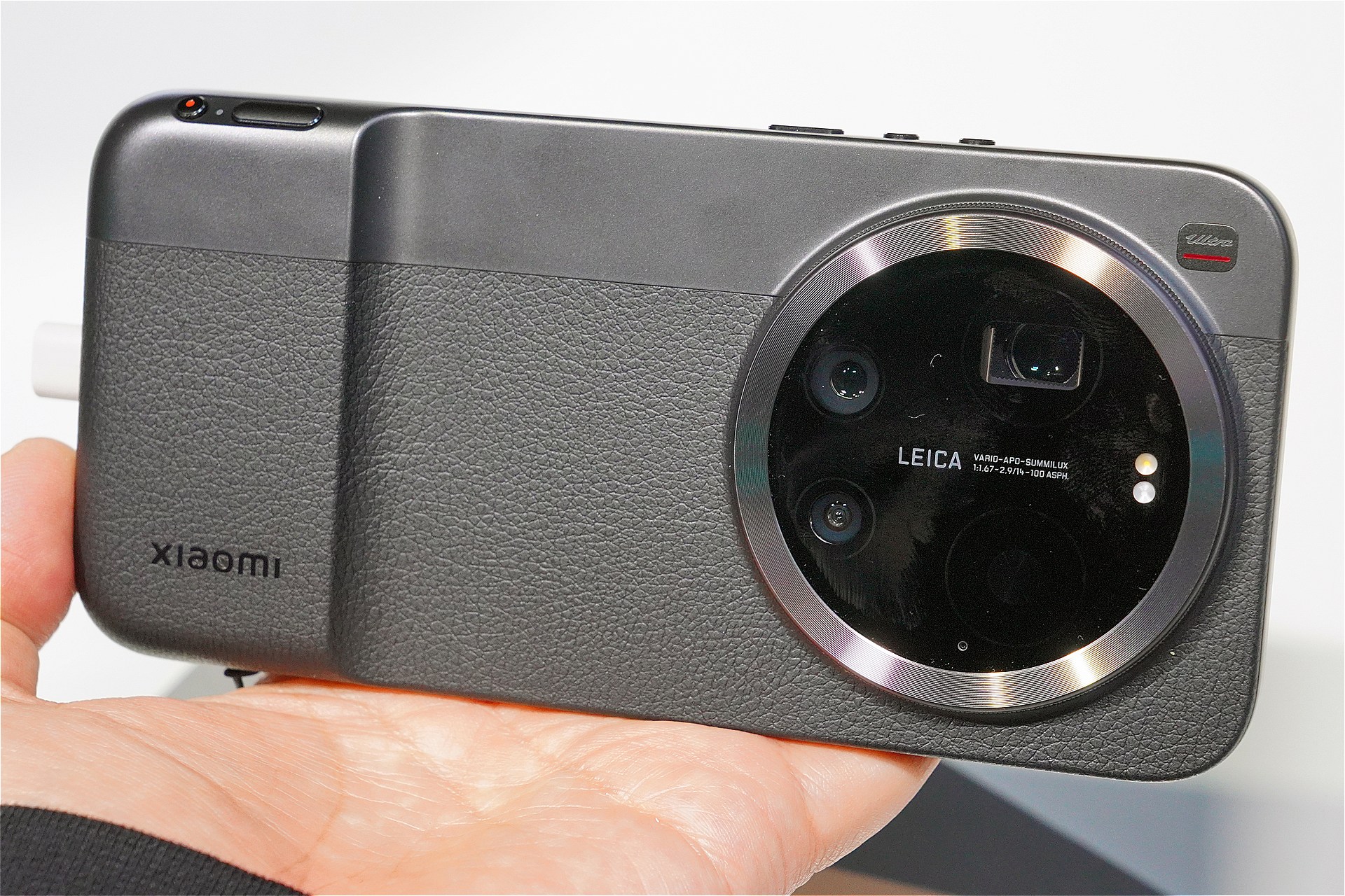 Photography Kitは、より簡易的な作りになっており、本体とはBluetoothで接続する。グリップ部分のでっぱりも少ない