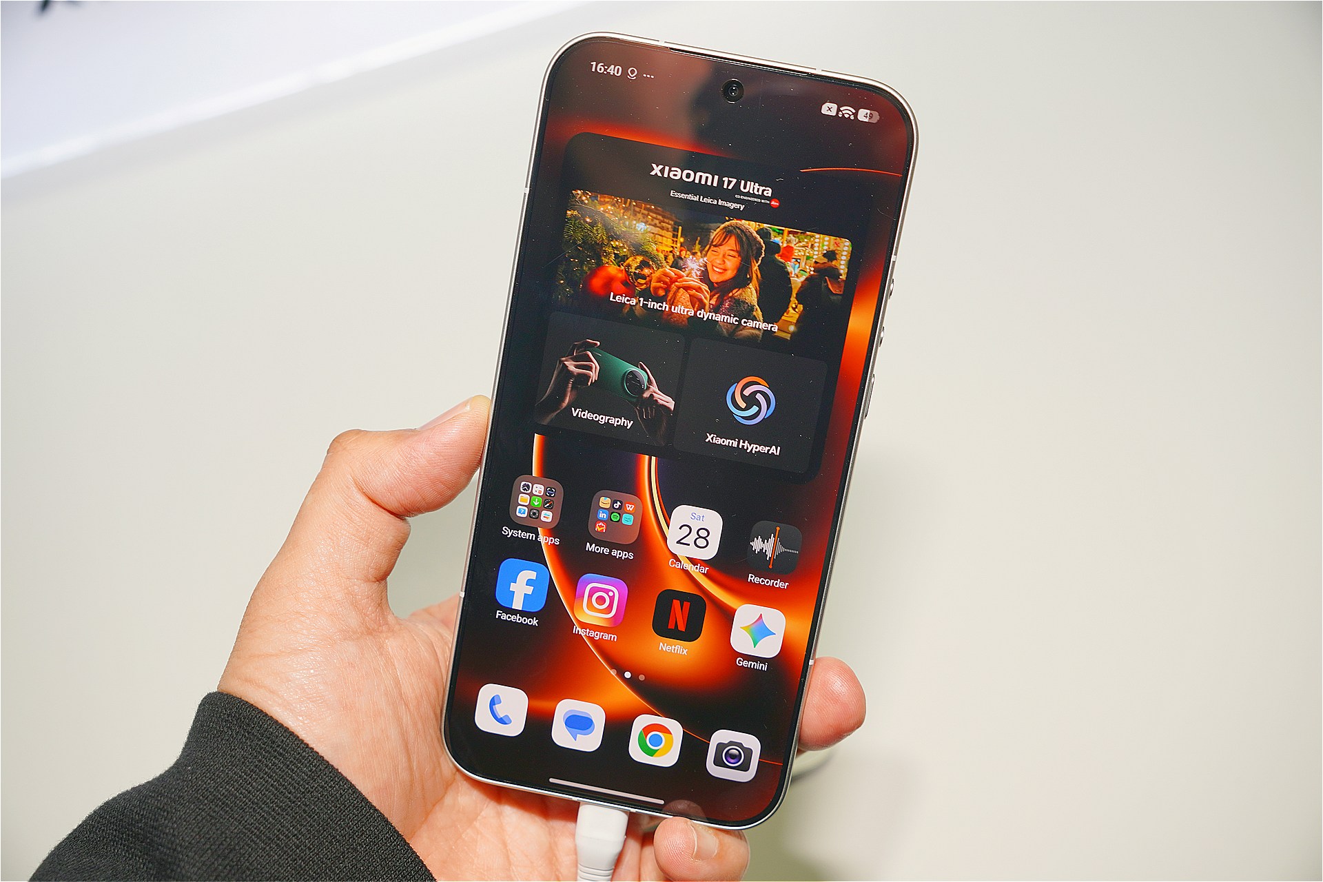 Xiaomi 17 Ultra。前モデルのXiaomi 15 Ultraと近い、円形の台座にカメラを収めたデザインになっている