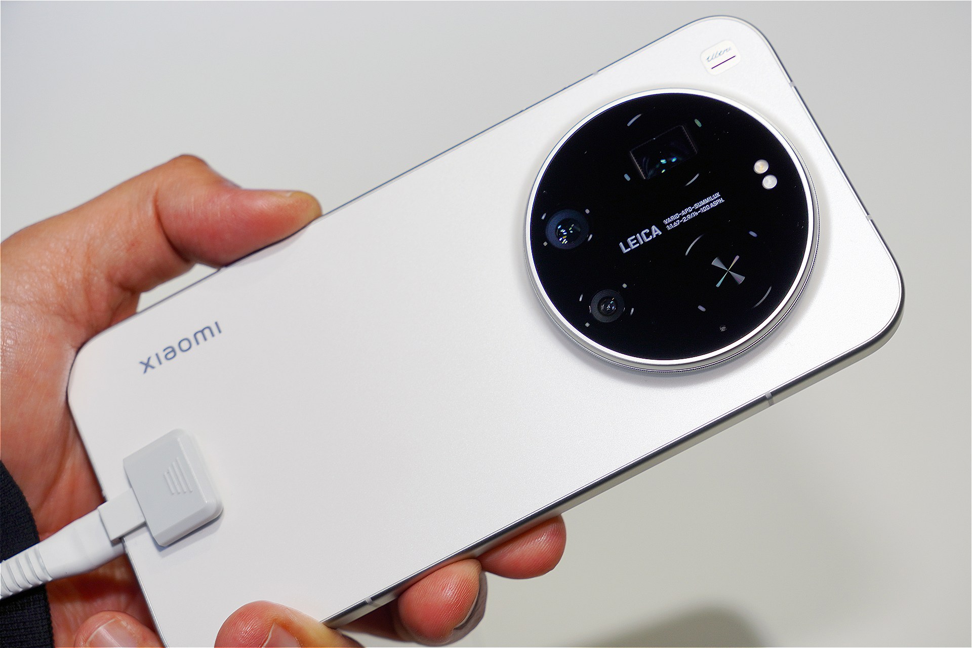 Xiaomi 17 Ultra。前モデルのXiaomi 15 Ultraと近い、円形の台座にカメラを収めたデザインになっている