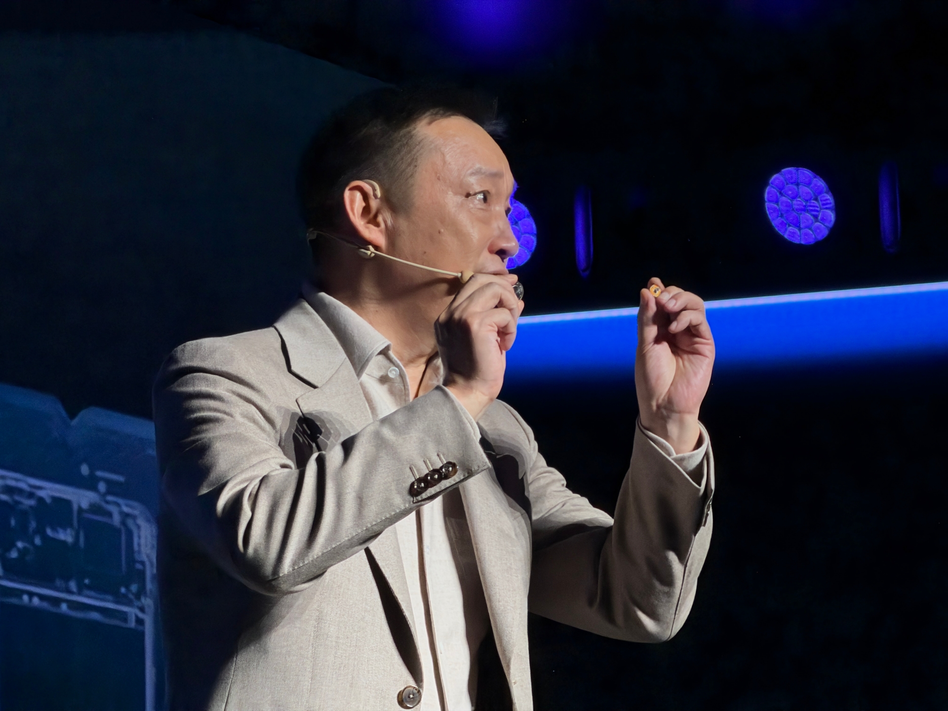 左手に持つのが新開発されたマイクロモーター