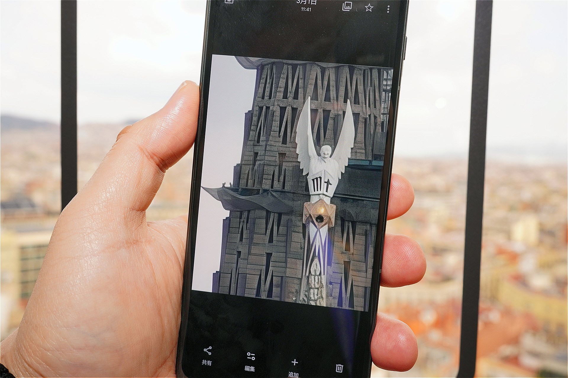 上記の状態で撮った写真は、自動で補正がされる。非常にくっきりとしているが、どことなく絵のような雰囲気もある