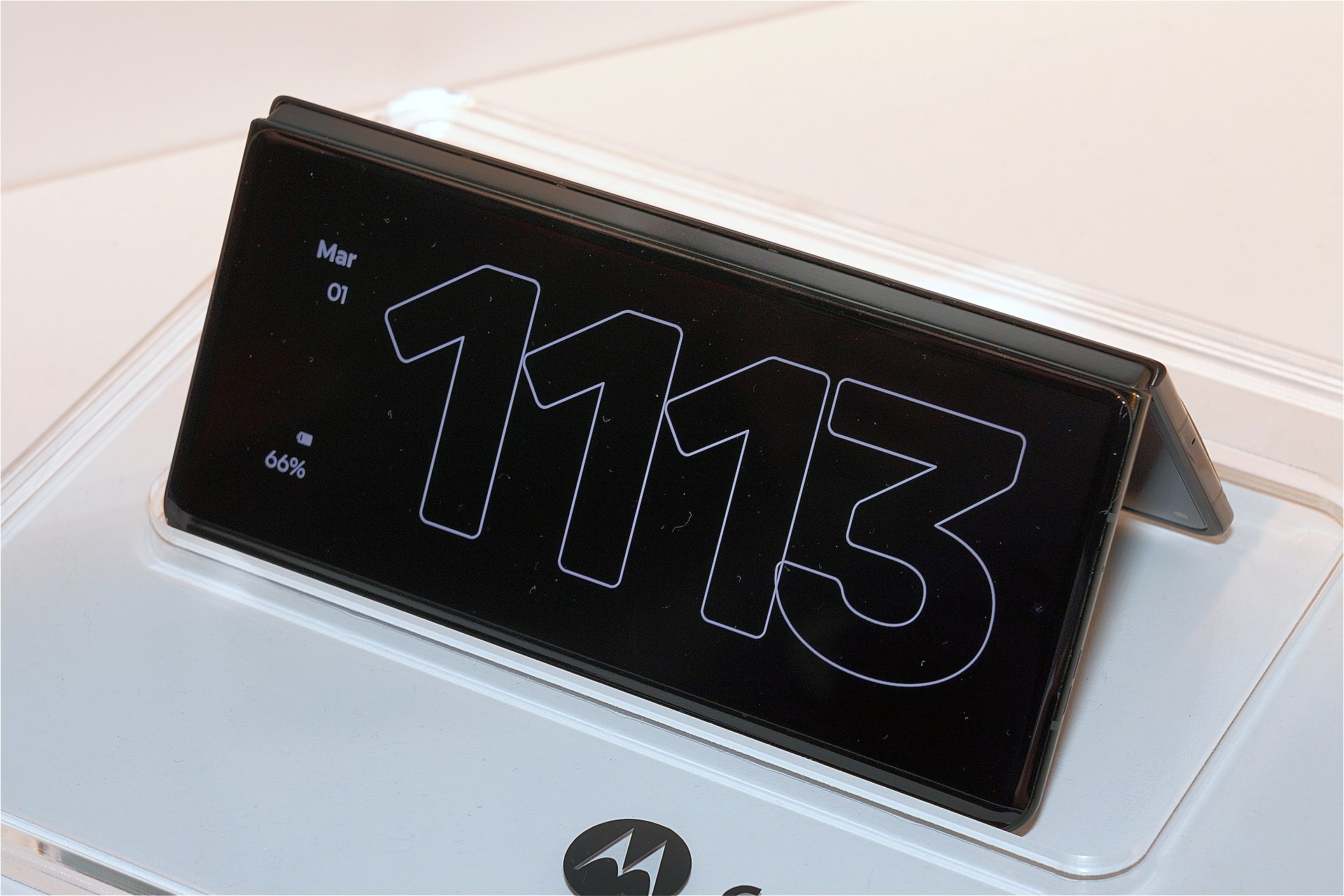 立てかけて時計やカレンダーとして使えるテントモードにも対応する