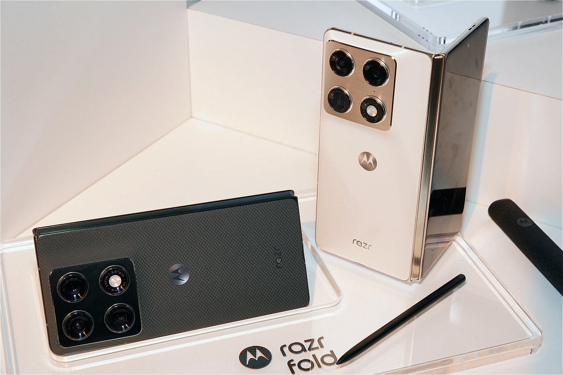 詳細仕様が明かされたrazr fold