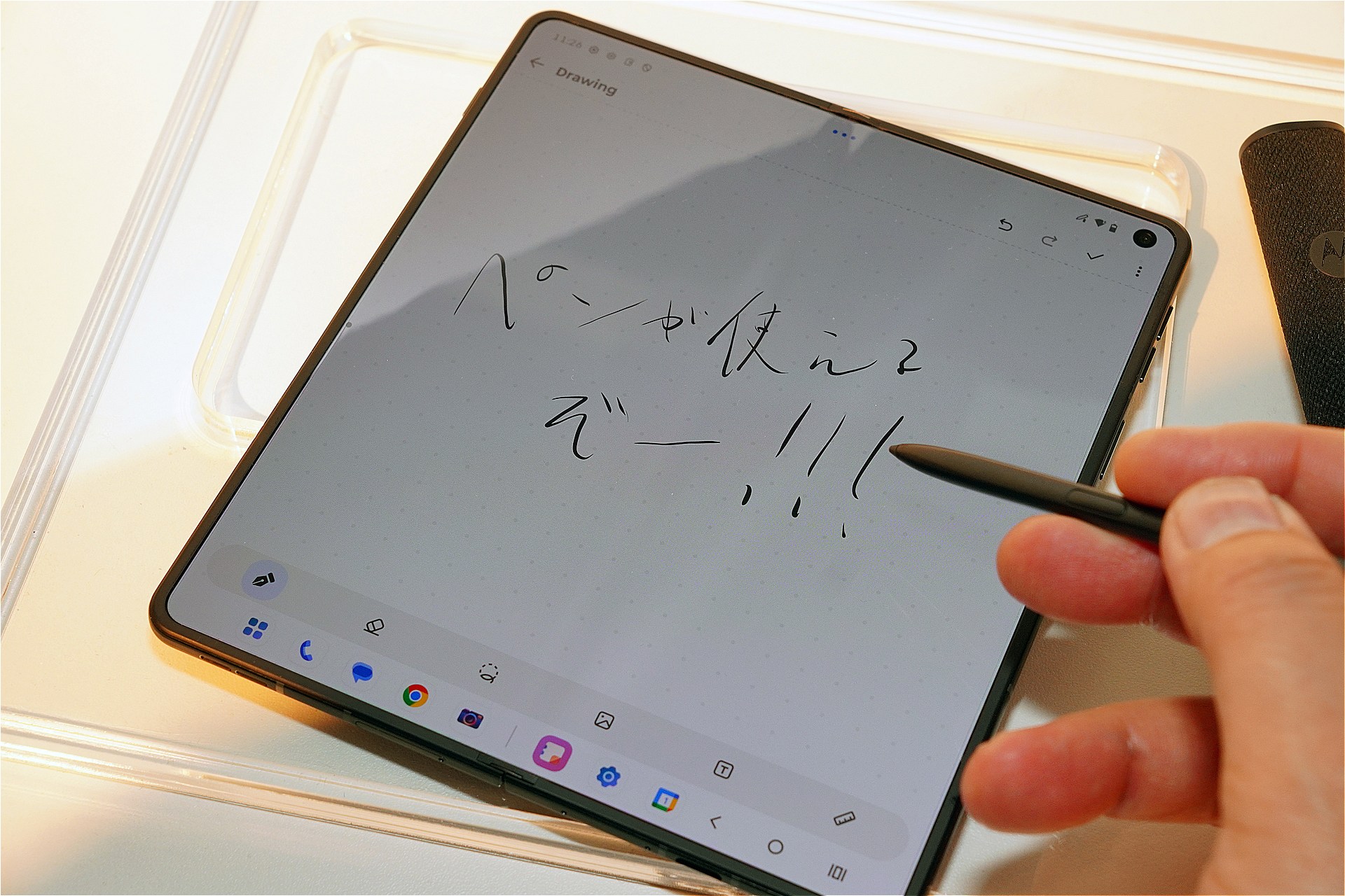 ペンに対応。8.1インチの画面を生かし、文字や絵を書くことができる