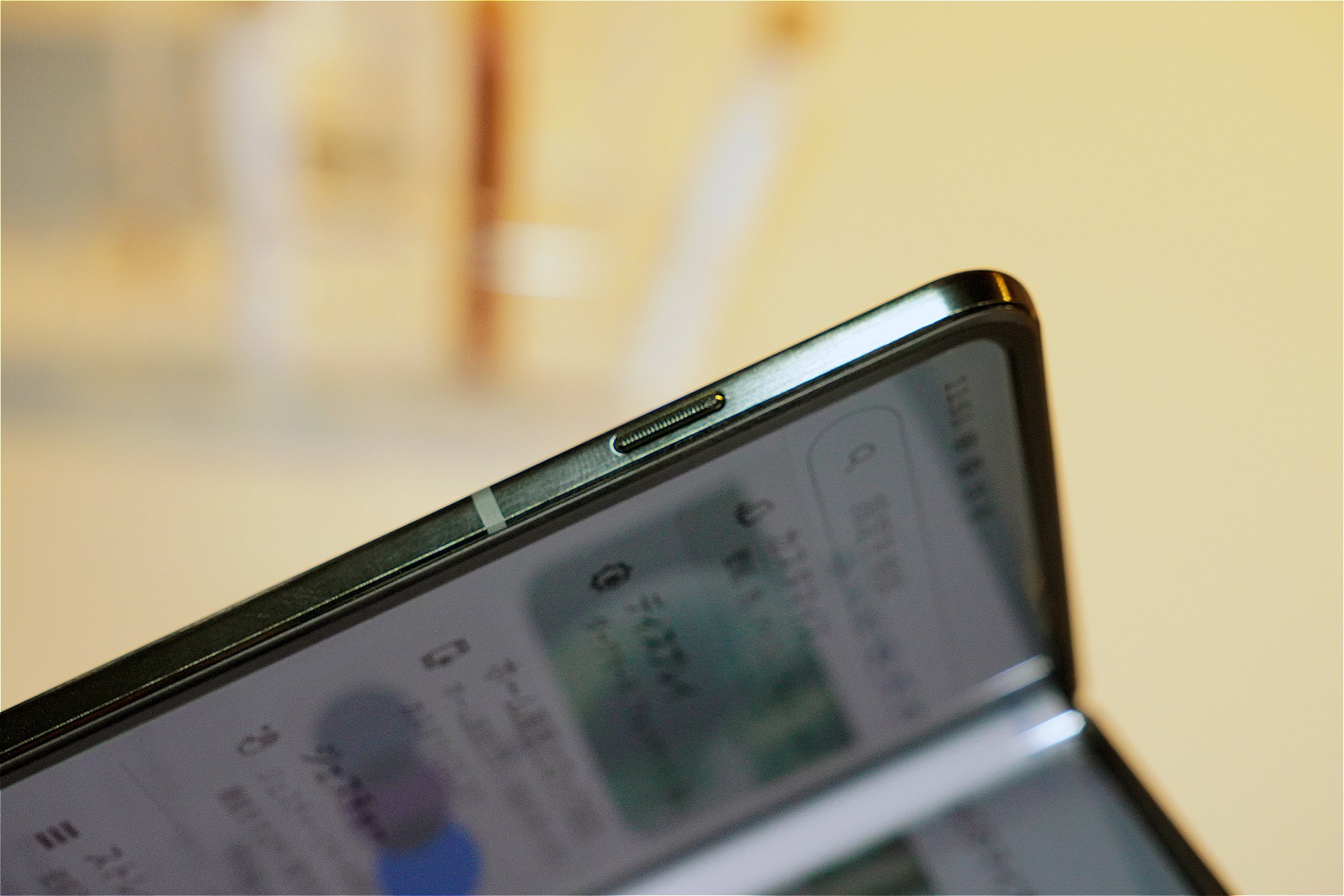 側面にはAIキーも