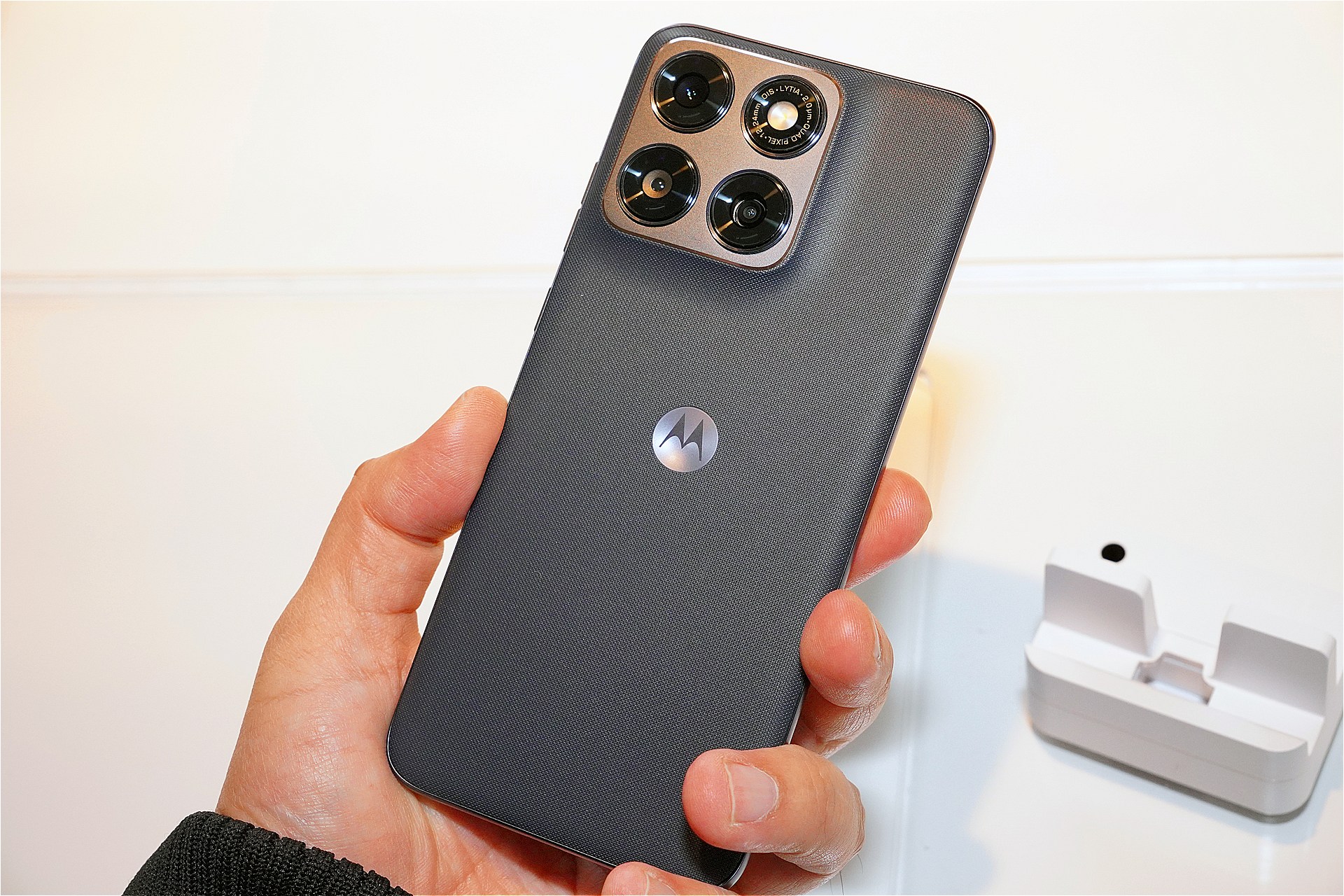 薄型のミッドハイモデルとなるedge 70 fusion