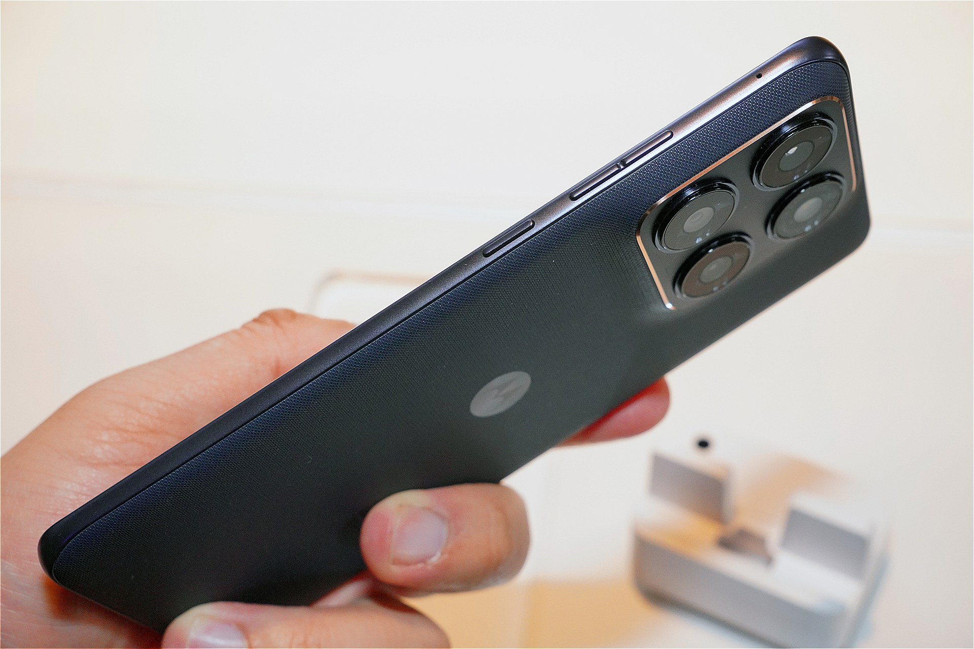 薄型のミッドハイモデルとなるedge 70 fusion