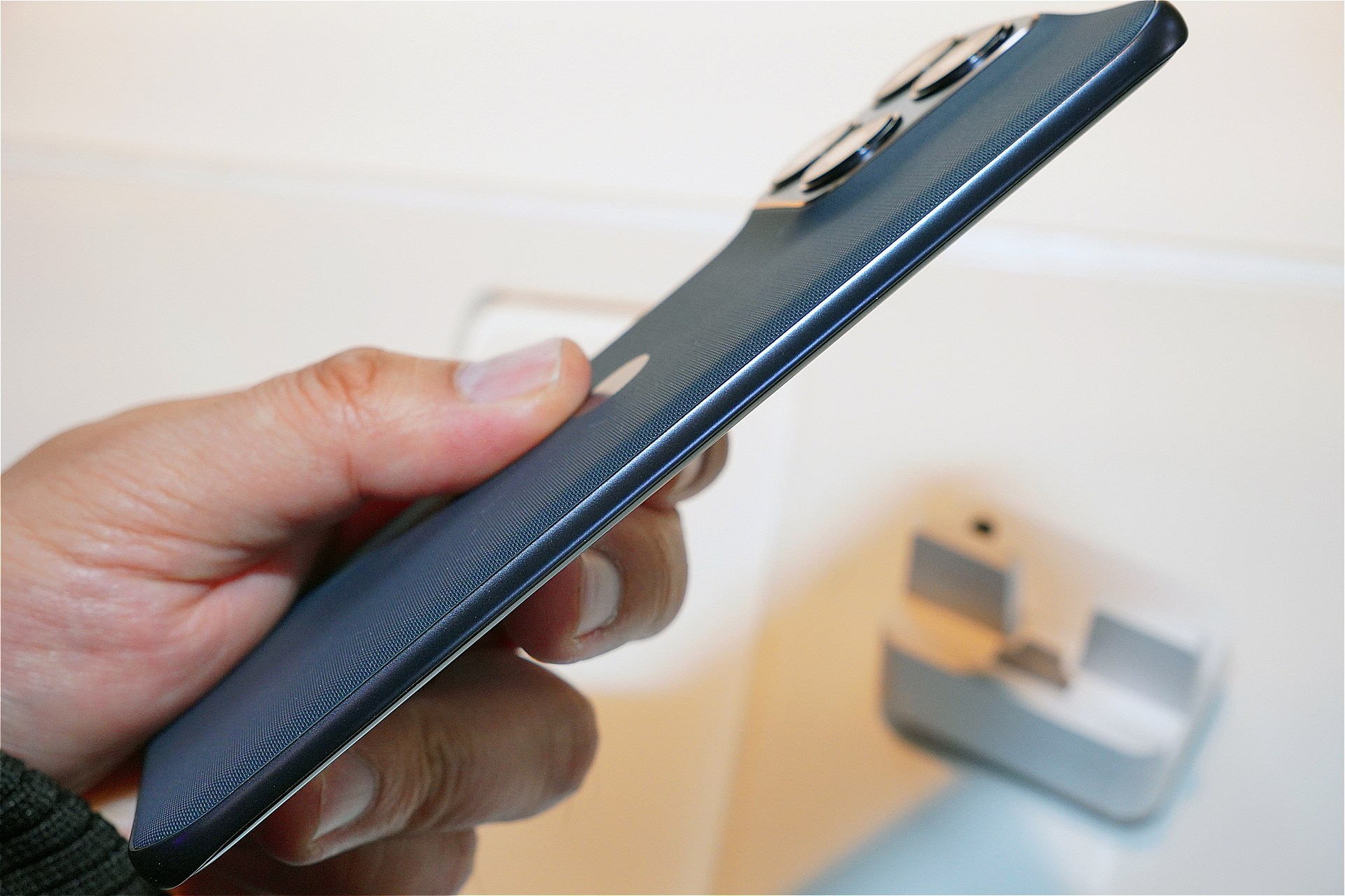 薄型のミッドハイモデルとなるedge 70 fusion