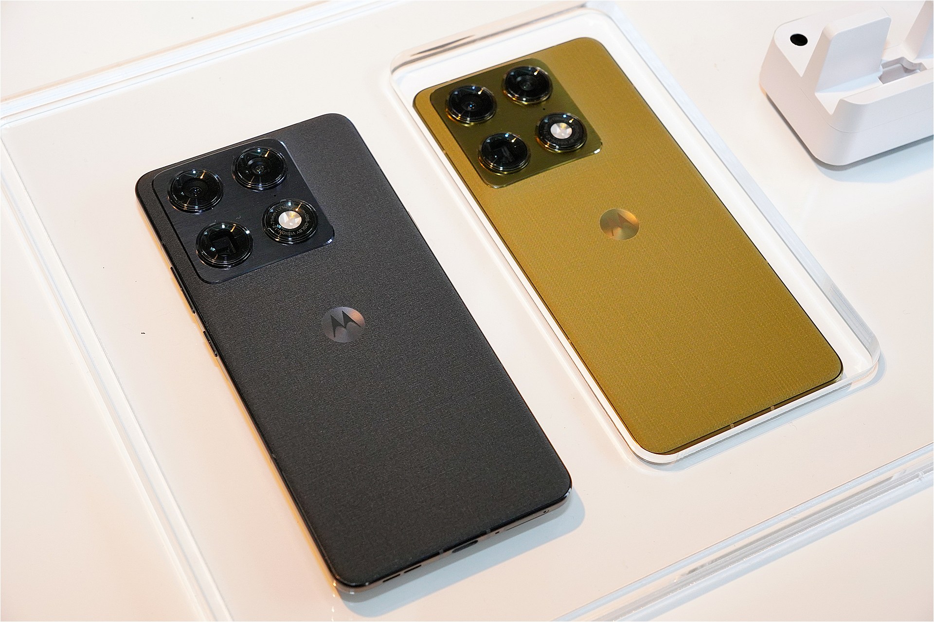 CESで発表され、現在、一部市場で販売されているsignatureの実機も公開された