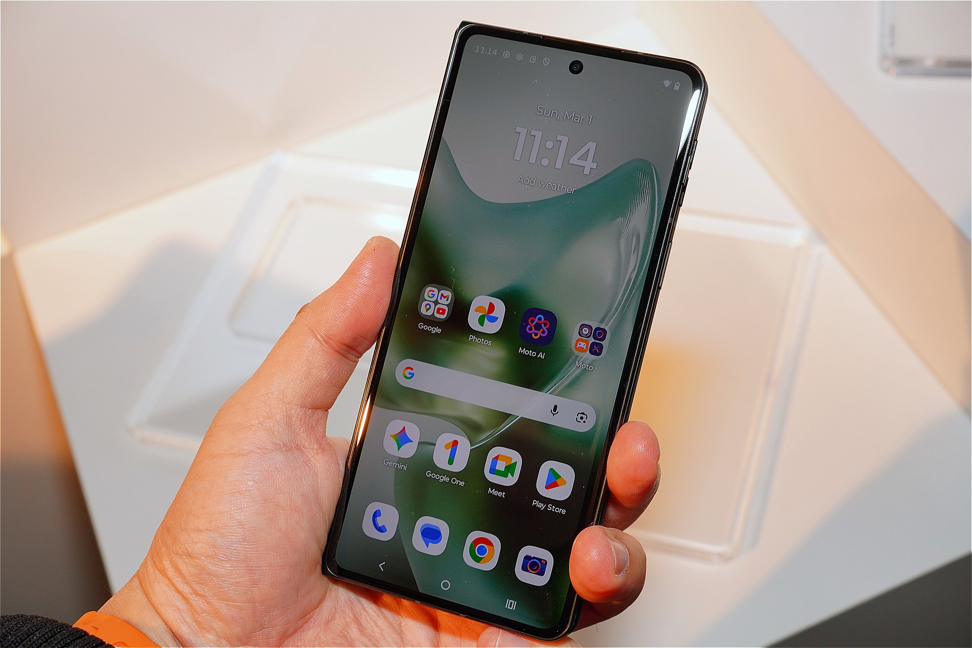 閉じたときの画面サイズは6.6インチ。一般的なスマホに近い比率だ