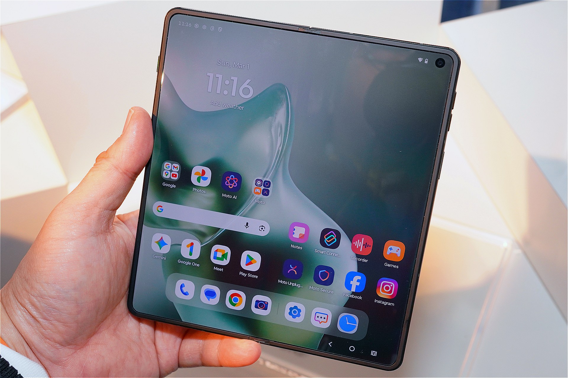 開くと、8.1インチの大画面が出現する