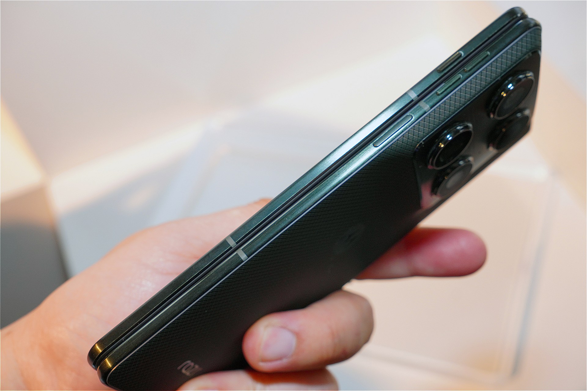 閉じたときの厚みは9.9mmだが、角が丸みを帯びているため、スペック以上に薄く感じた