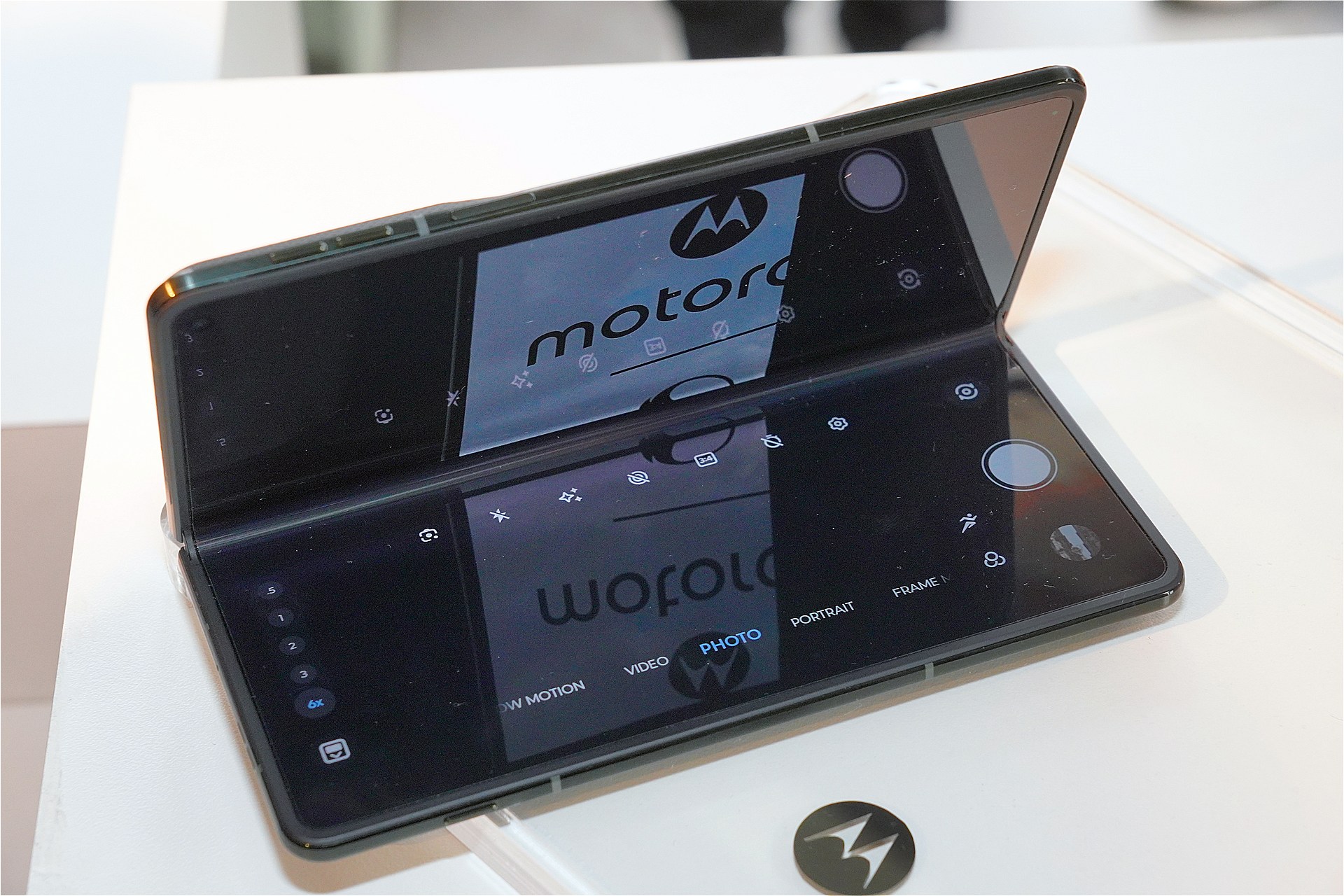 背面のカメラはすべて5000万画素で、メインカメラのセンサーにはLYTIA 828を採用する。最大6倍まで、劣化の少ないズームを利用でき、この写真のように半開きの状態でも撮影が可能だ