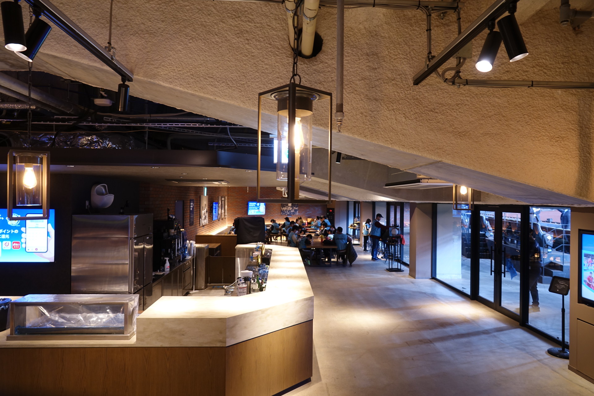 docomo CLUB LOUNGE。参加者らはここで食事をとった