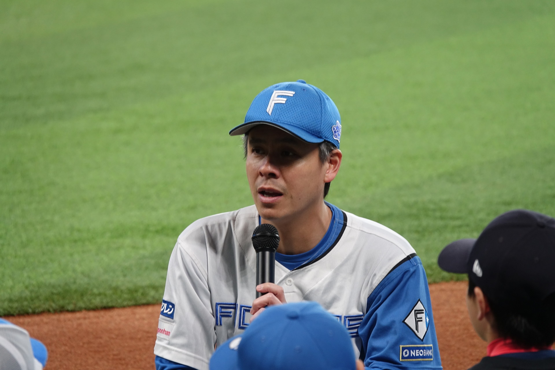 子供たちからの質問に応える浅沼氏（左）と大塚氏（右）